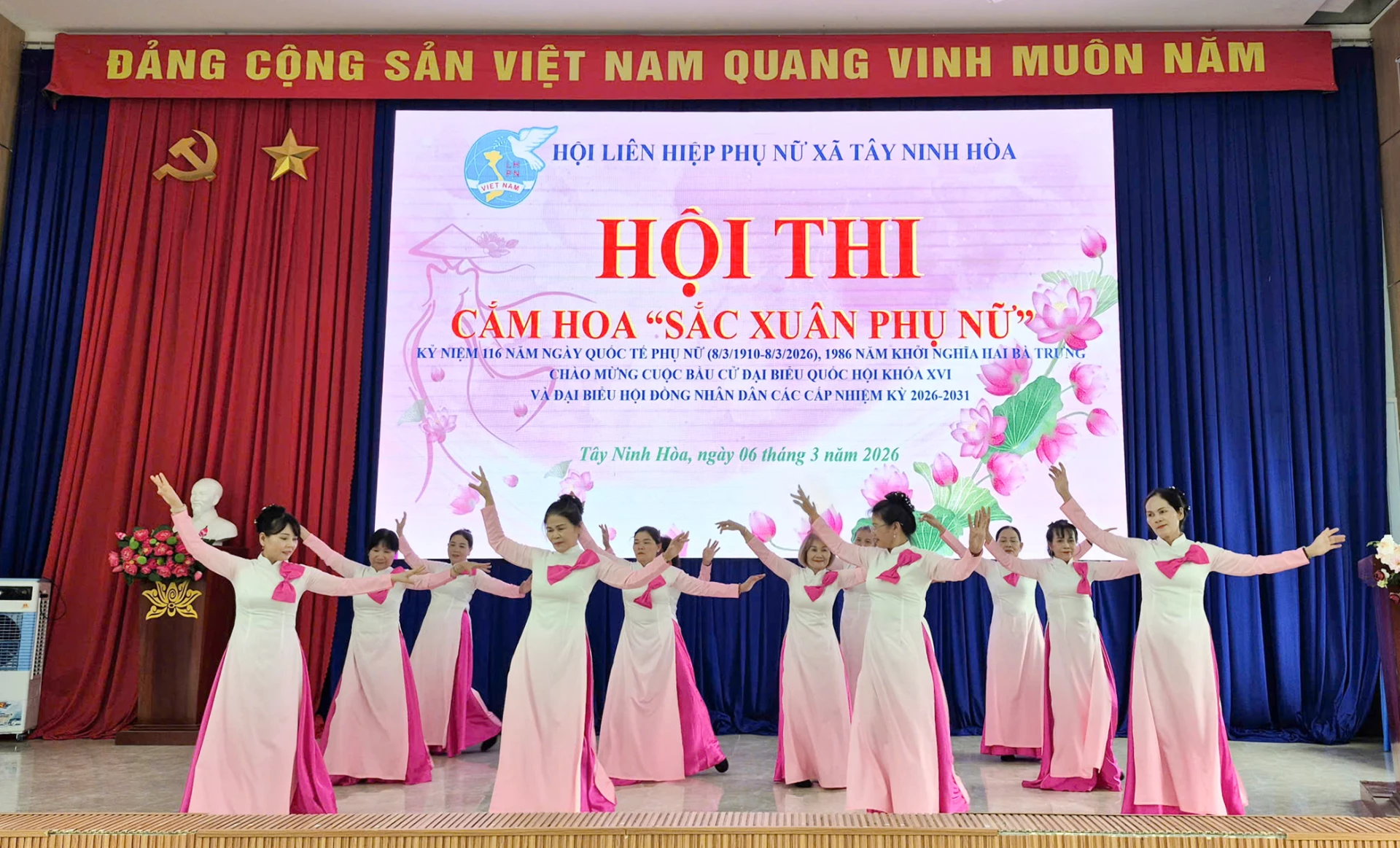 Tiết mục văn nghệ do hội viên phụ nữ biểu diễn.