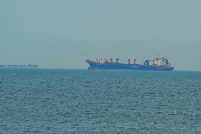 Tàu chở hàng bốc cháy tại Eo biển Hormuz do bị trúng đạn