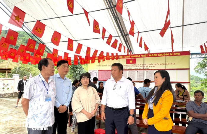 Trưởng Ban Tuyên giáo và Dân vận Tỉnh ủy Võ Hoàn Hải kiểm tra một số khu vực bỏ phiếu tại khu vực Khánh Vĩnh