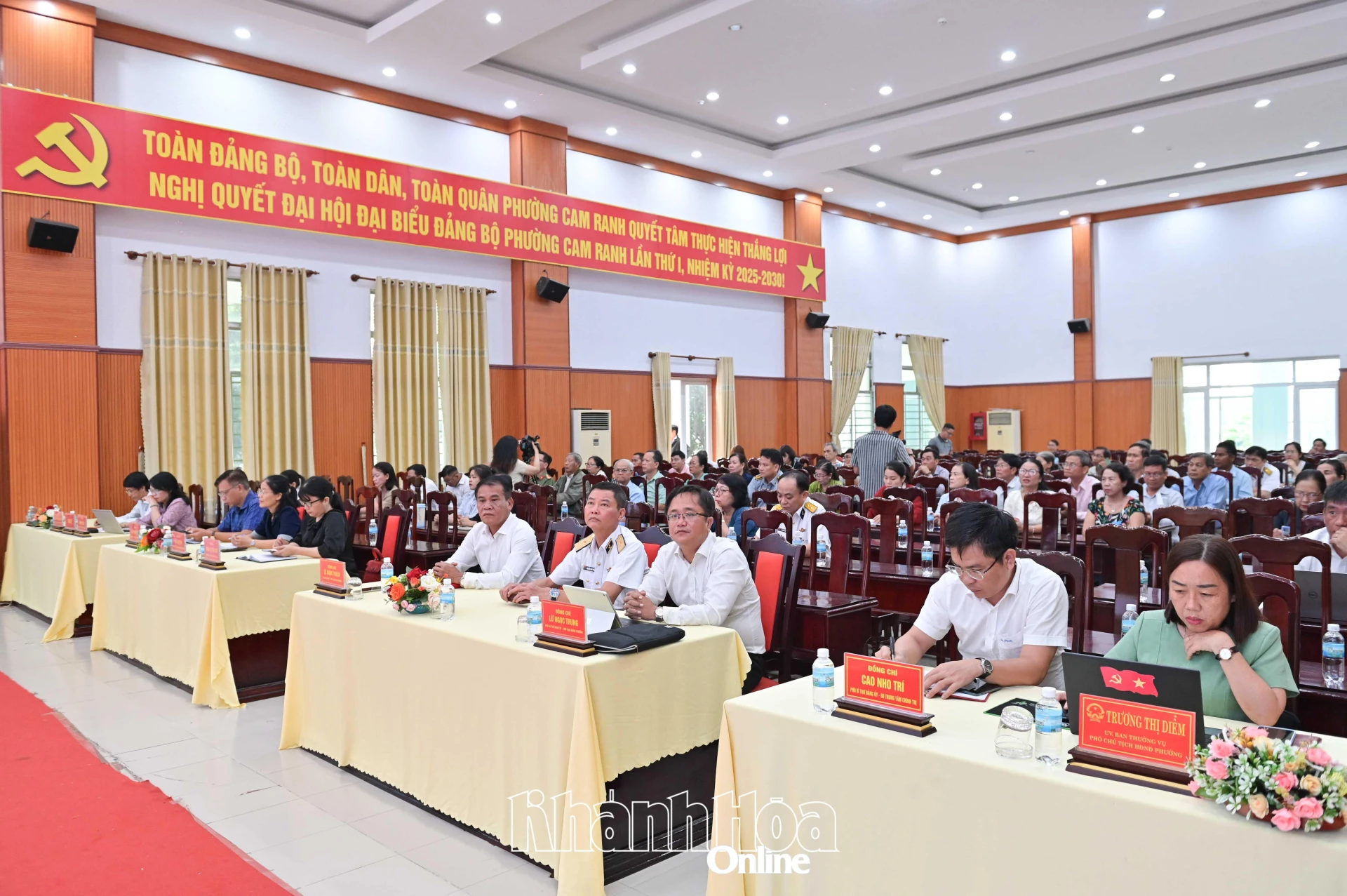 Các đại biểu và cử tri tham gia hội nghị tiếp xúc cử tri.