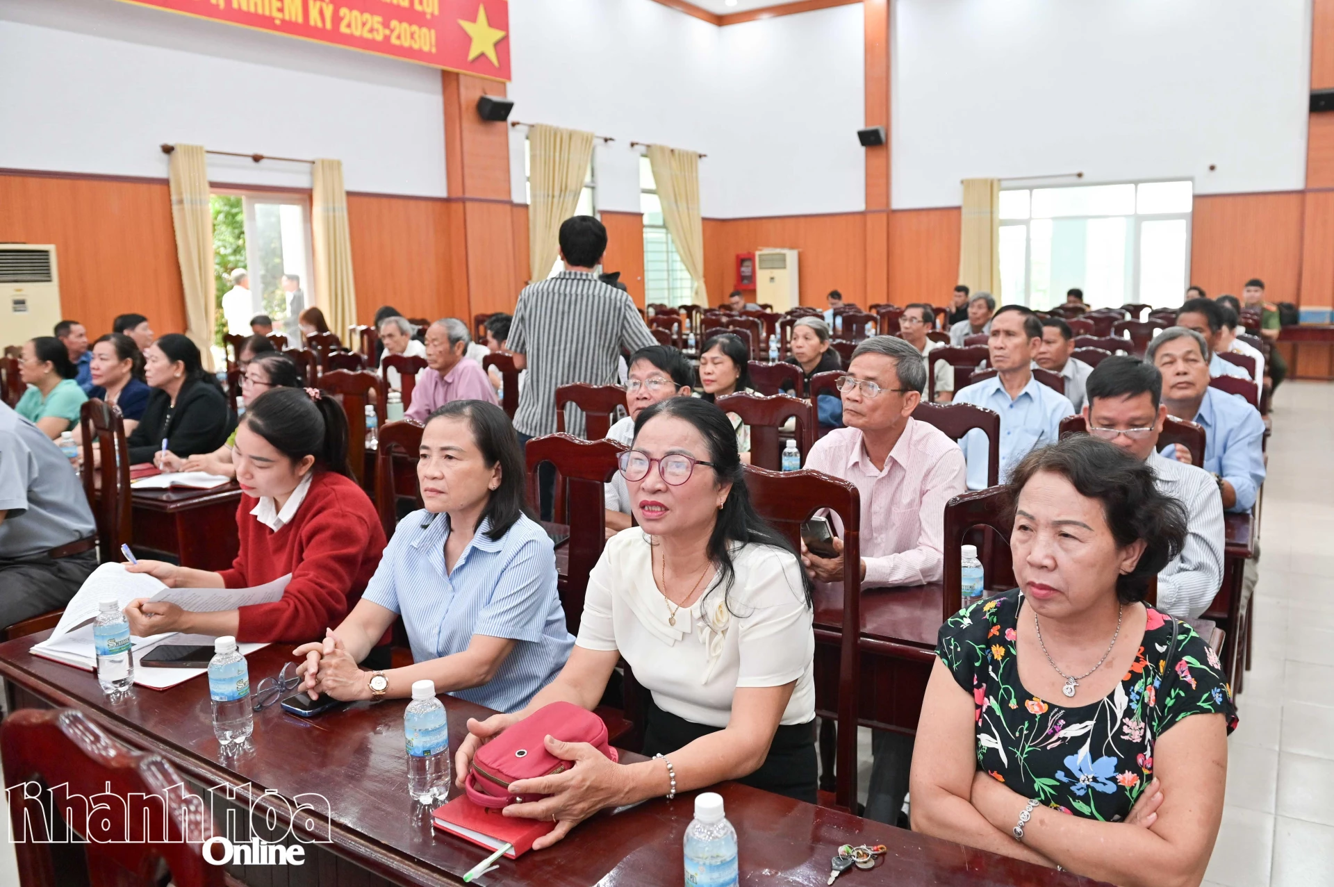 Cử tri các địa phương tham dự hội nghị.