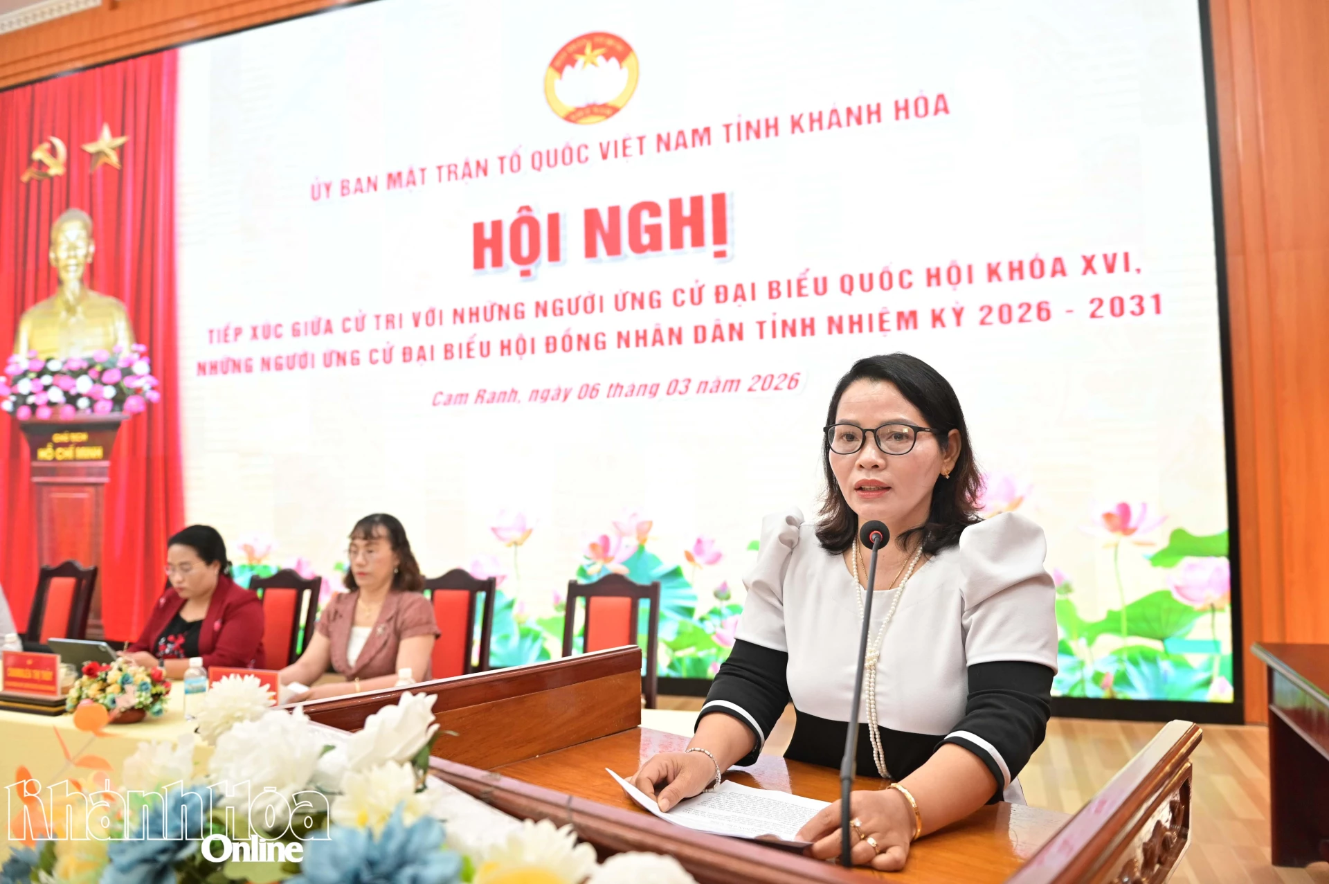 Bà Patâu AXá Thị Dem trình bày chương trình hành động.