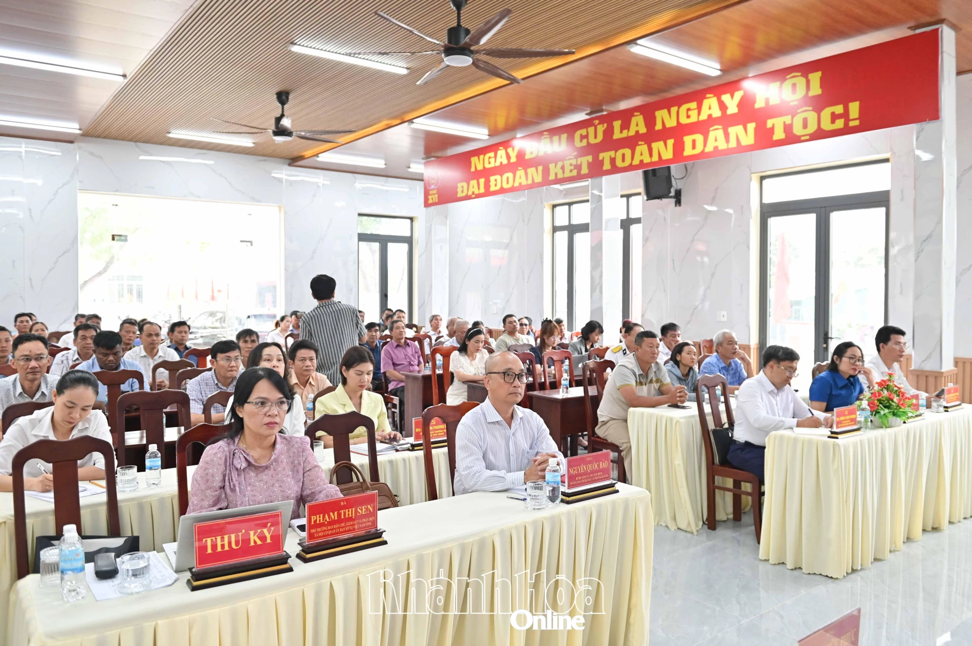 Các đại biểu và cử tri tham dự hội nghị tiếp xúc cử tri.