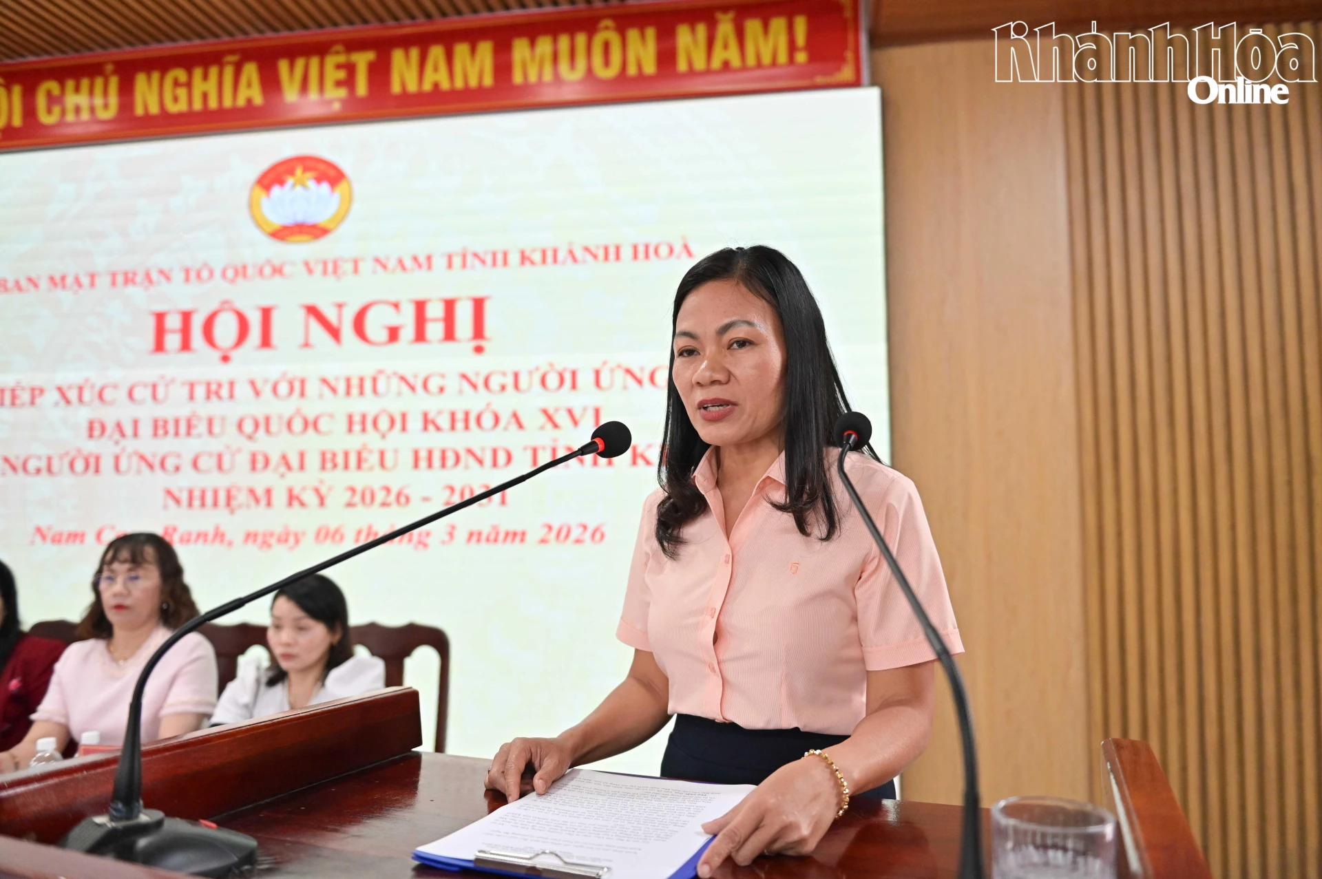 Bà Bùi Thị Cho trình bày chương trình hành động.