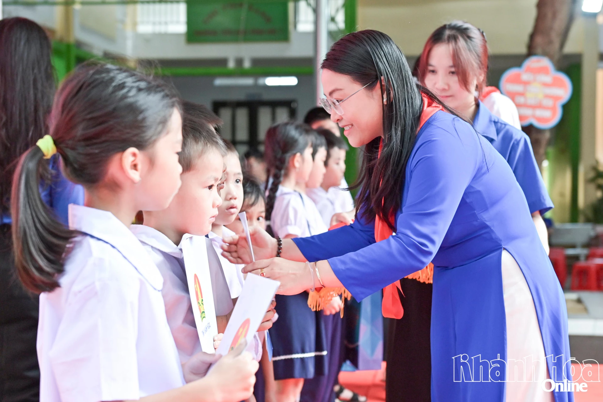 Trao học bổng và quà cho thiếu nhi có hoàn cảnh khó khăn 
tại phường Bắc Nha Trang.