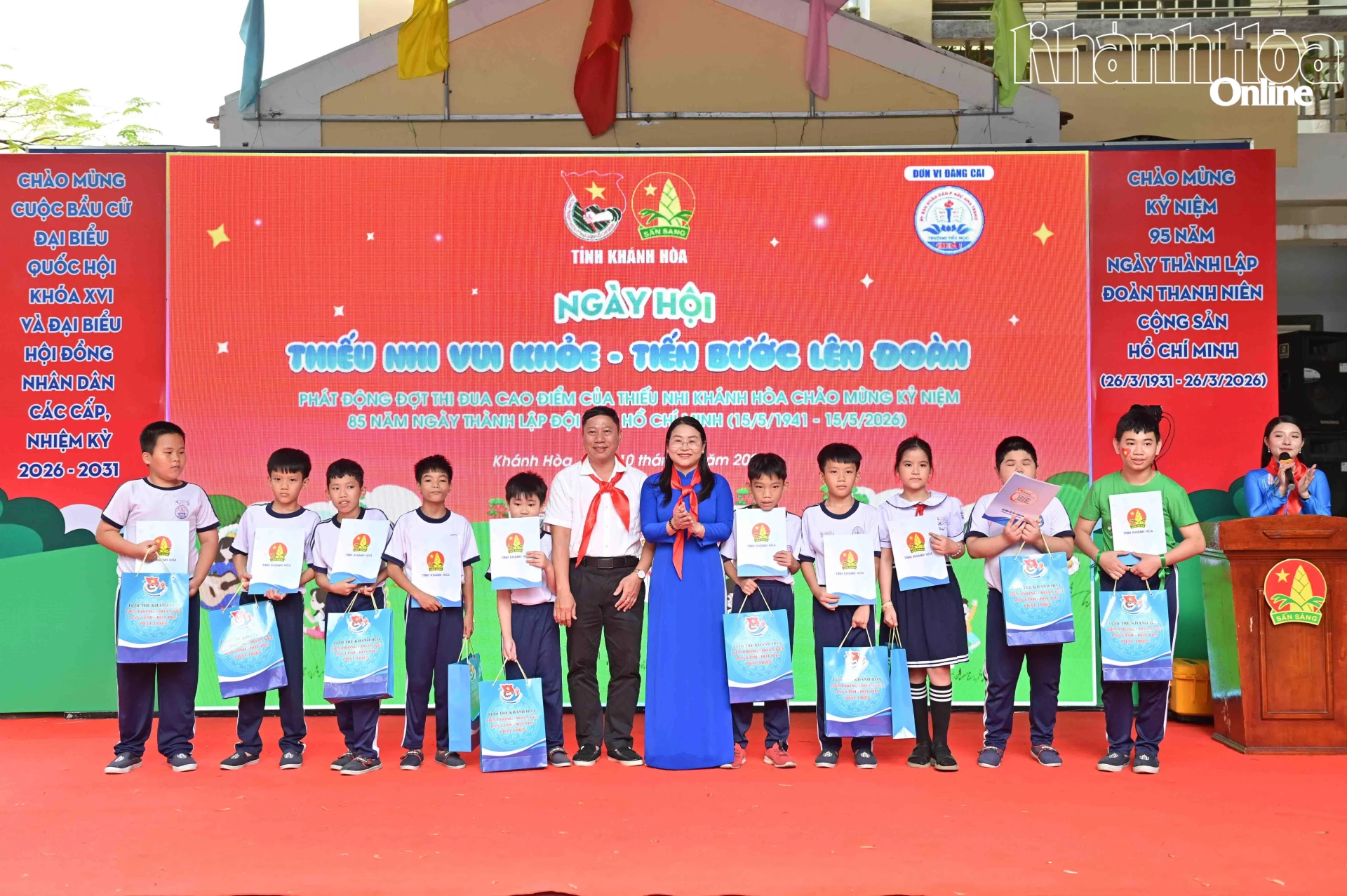 Các đại biểu trao quà cho học sinh.