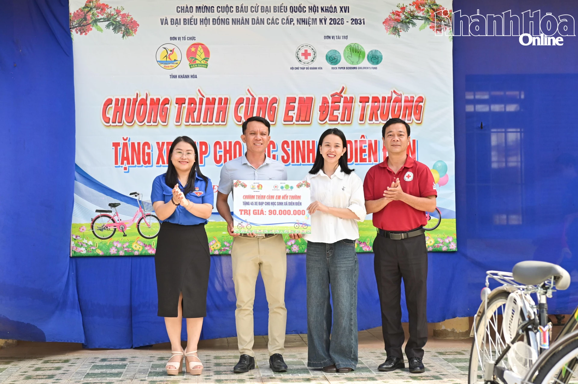 Ban tổ chức trao biểu trưng hỗ trợ 45 xe đạp cho đại diện địa phương.