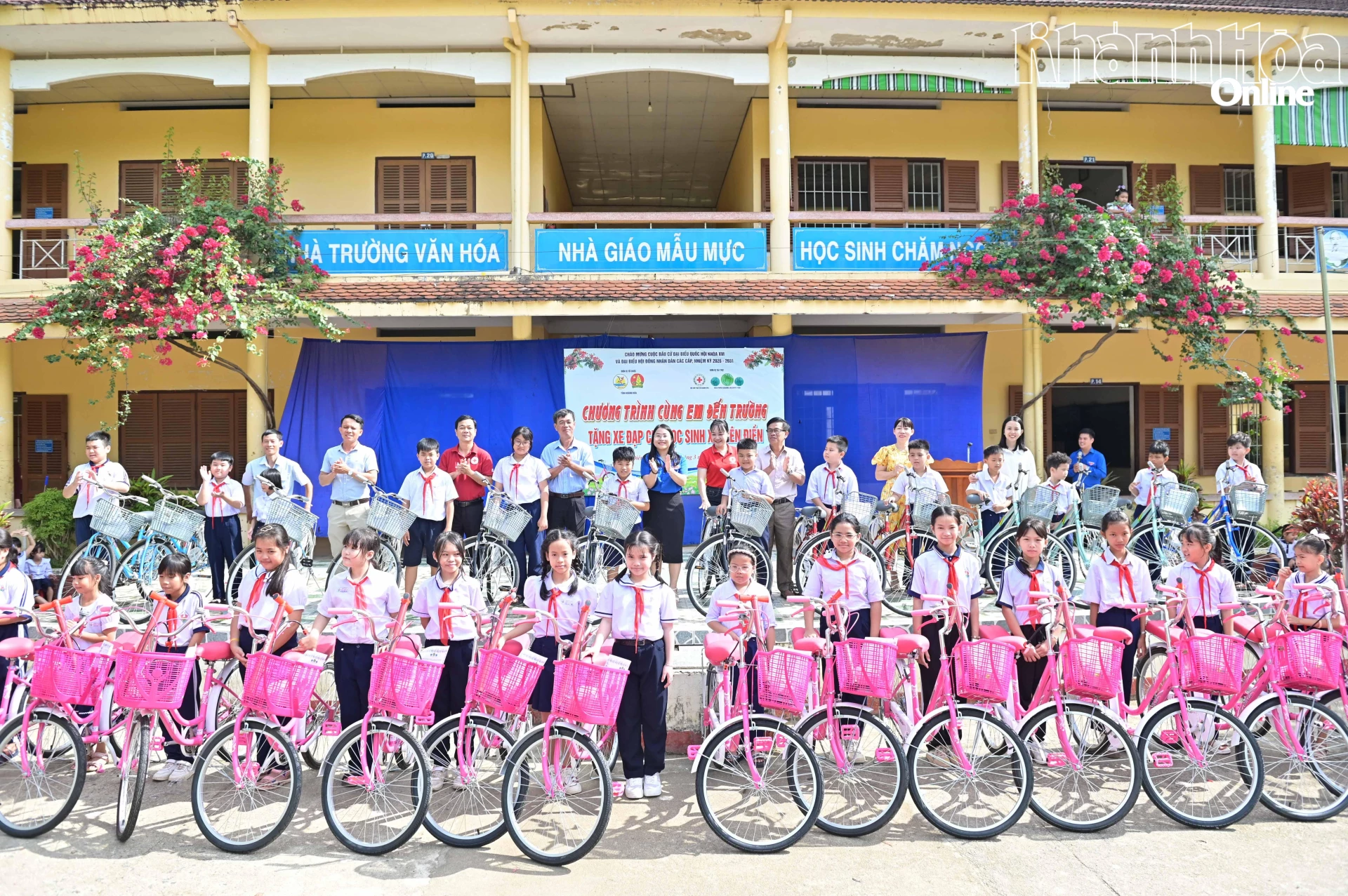 Các đại biểu trao tặng xe đạp cho học sinh.