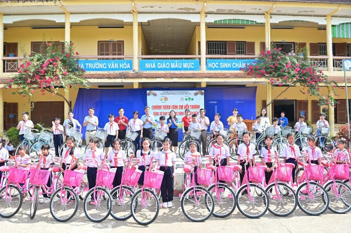 Trao 45 xe đạp cho học sinh vượt khó học giỏi tại xã Diên Điền