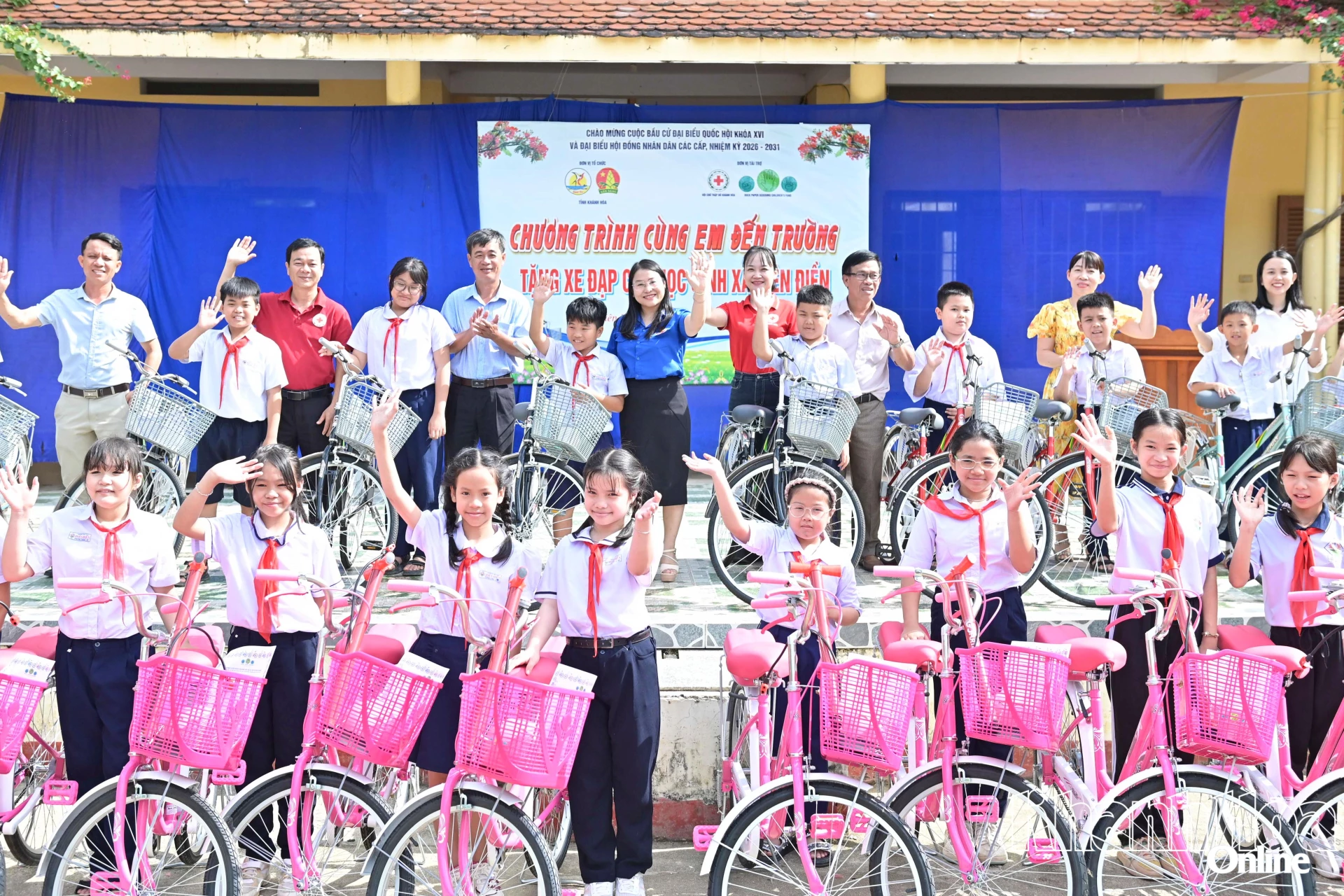 Các đơn vị tặng 45 xe đạp cho học sinh vượt khó học giỏi của Trường Tiểu học Diên Điền.