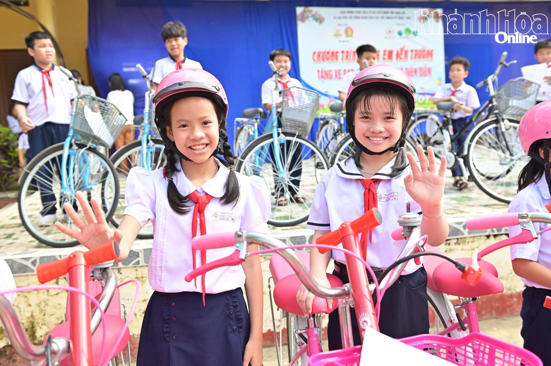 Niềm vui của các học sinh khi có xe đạp mới.
