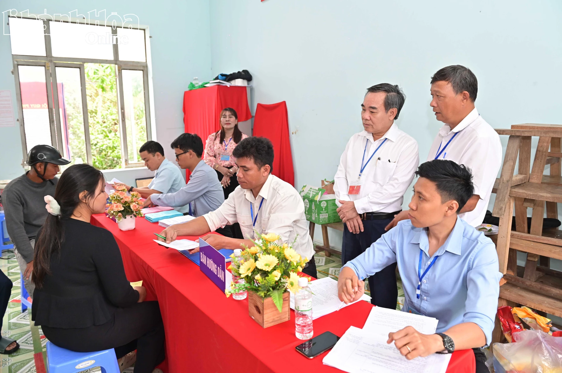 Đồng chí Lê Hữu Trí kiểm tra công tác bầu cử tại Khu vực bỏ phiếu số 1, xã Nam Khánh Vĩnh.