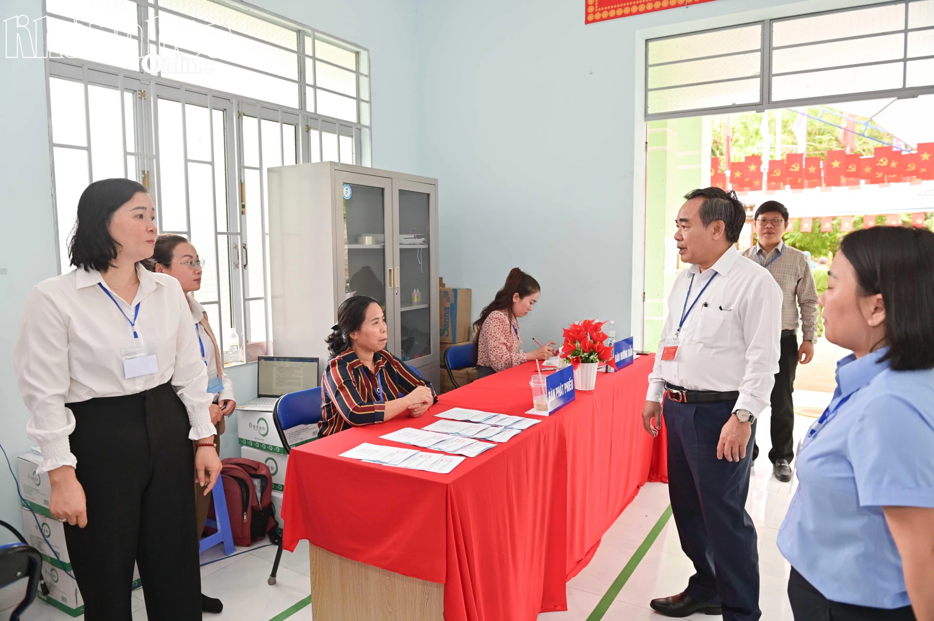 Đoàn kiểm tra tại Khu vực bỏ phiếu số 2, xã Nam Khánh Vĩnh.