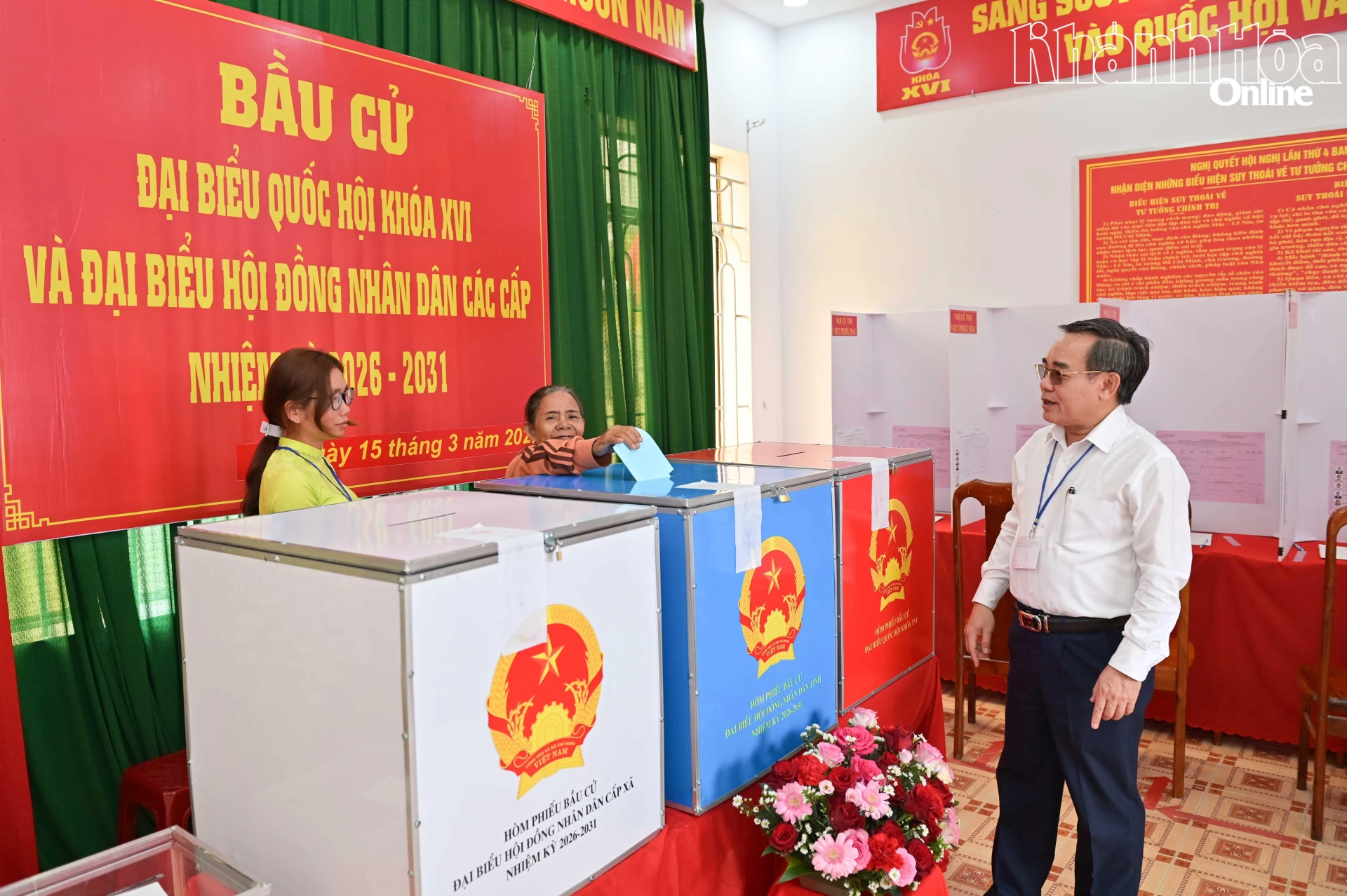 Đồng chí Lê Hữu Trí kiểm tra tại Khu vực bỏ phiếu số 2, xã Trung Khánh Vĩnh.