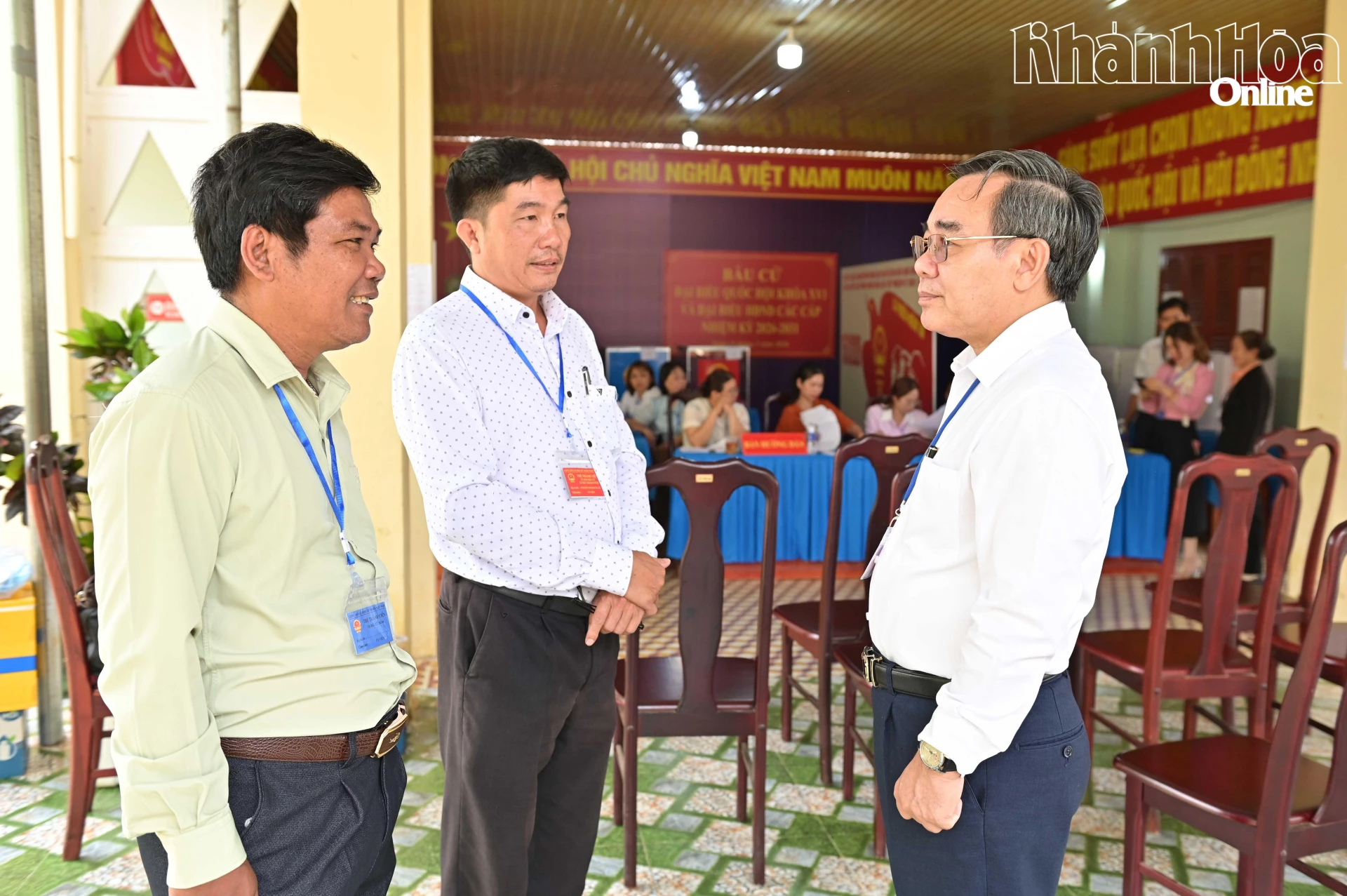 Đồng chí Lê Hữu Trí kiểm tra tại Khu vực bỏ phiếu số 4, xã Bắc Khánh Vĩnh.