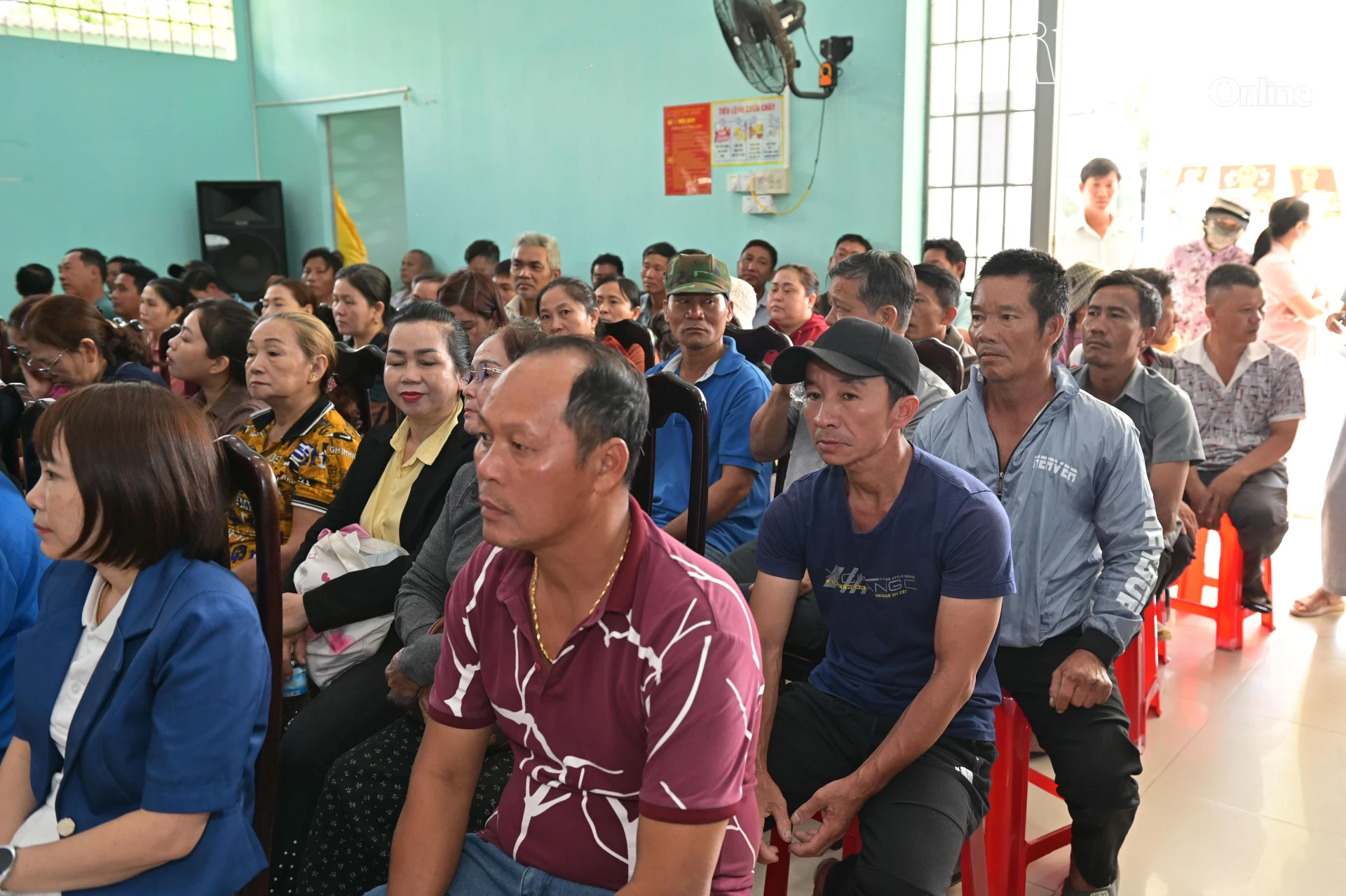 Nhiều ngư dân phường Bắc Cam Ranh tham gia phiên tòa giả định.
