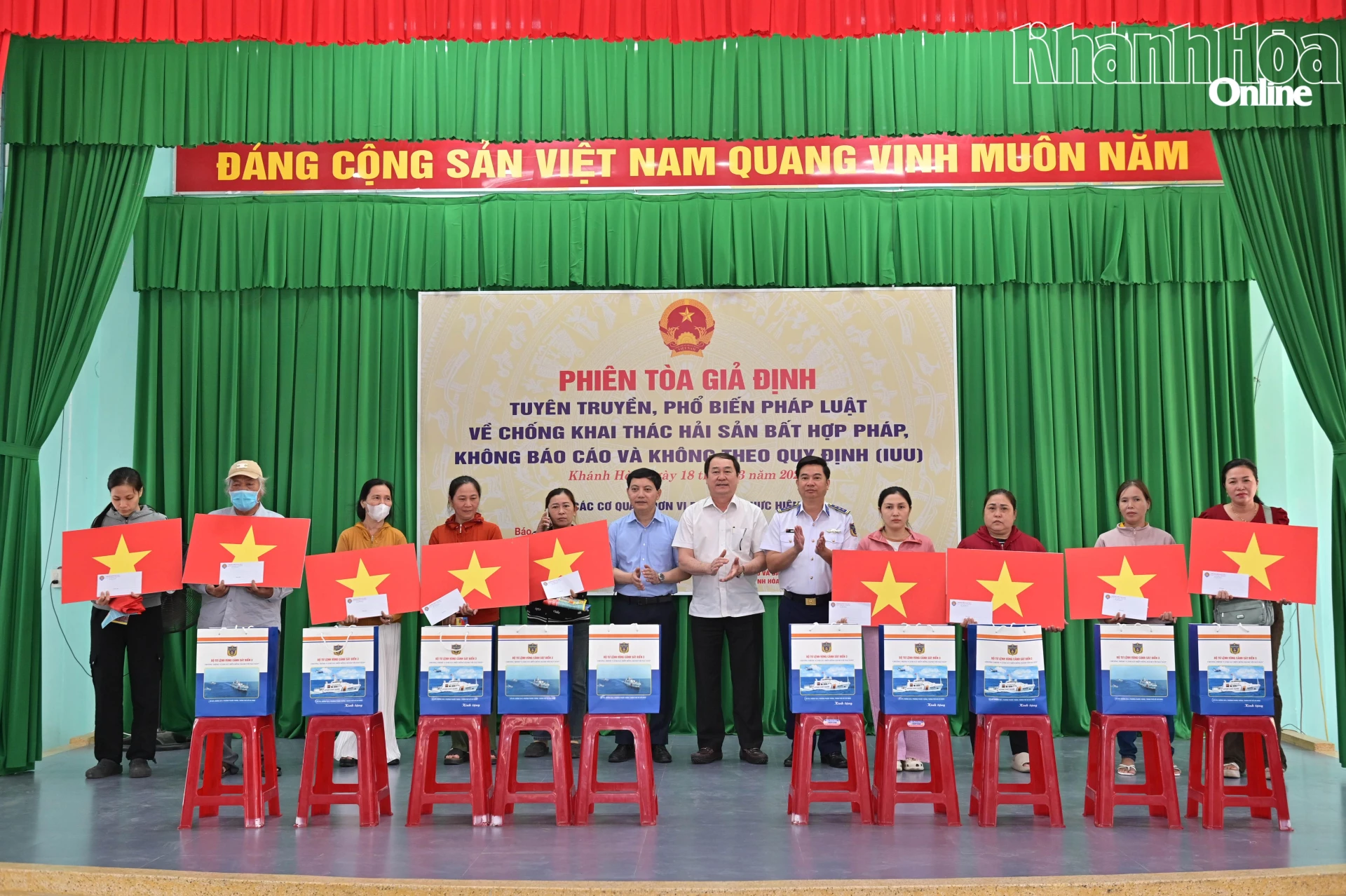 Các đơn vị trao quà cho ngư dân có hoàn cảnh khó khăn.