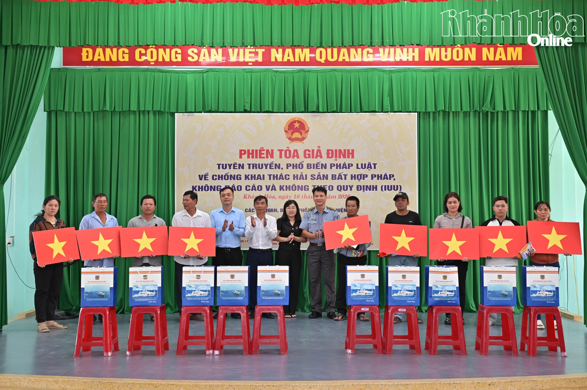 Trao quà cho các ngư dân khó khăn.