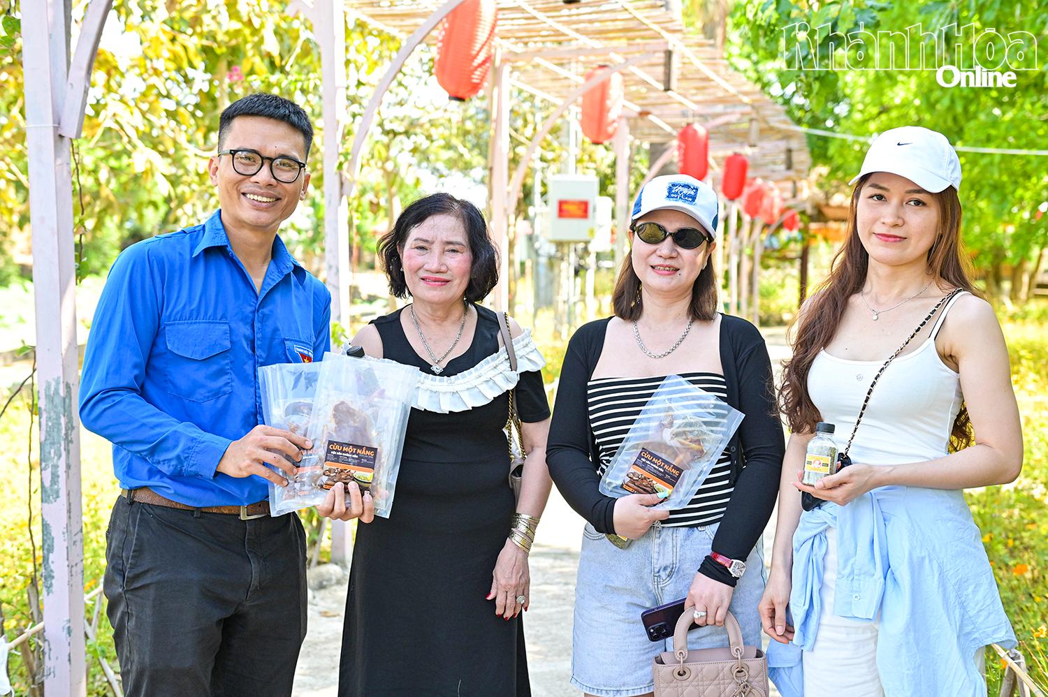 Anh Nguyễn Anh Đức Tài giới thiệu đến du khách 
các sản phẩm ẩm thực địa phương do anh thực hiện.