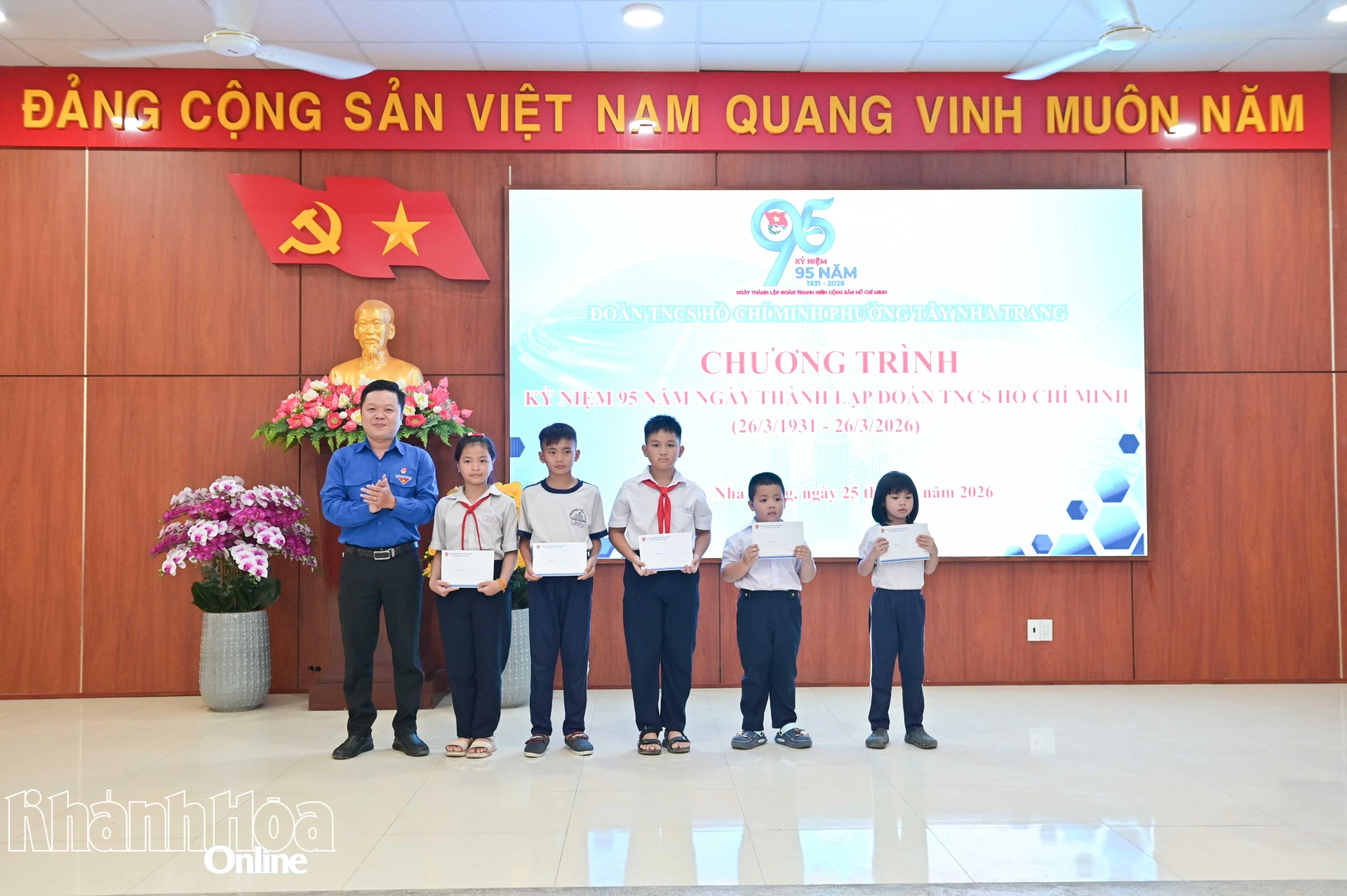 Đoàn phường Tây Nha Trang trao học bổng cho các thiếu nhi.
