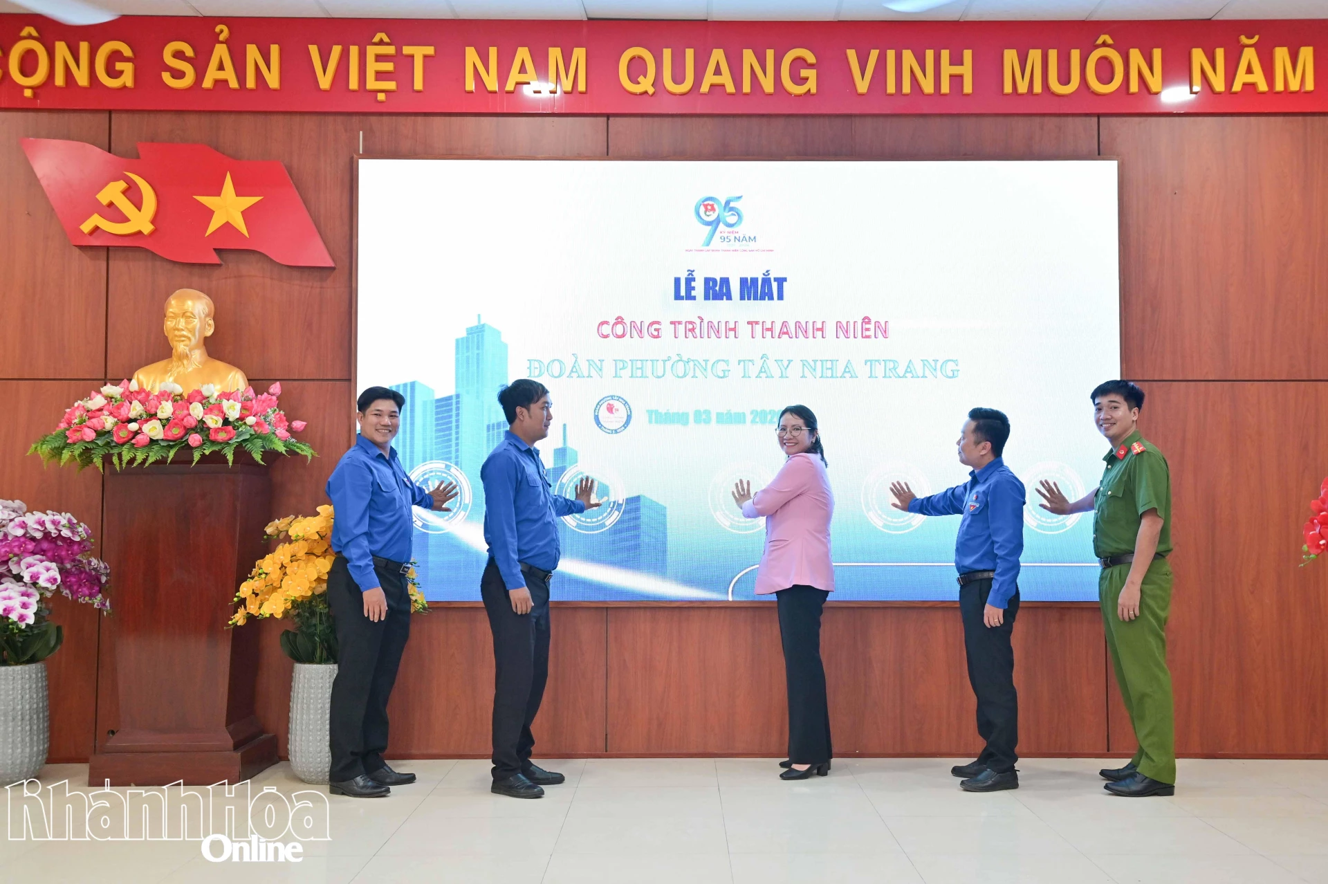 Các đại biểu thực hiện nghi thức ra mắt công trình thanh niên “Bản đồ số di tích lịch sử văn hoá tại địa phương”.