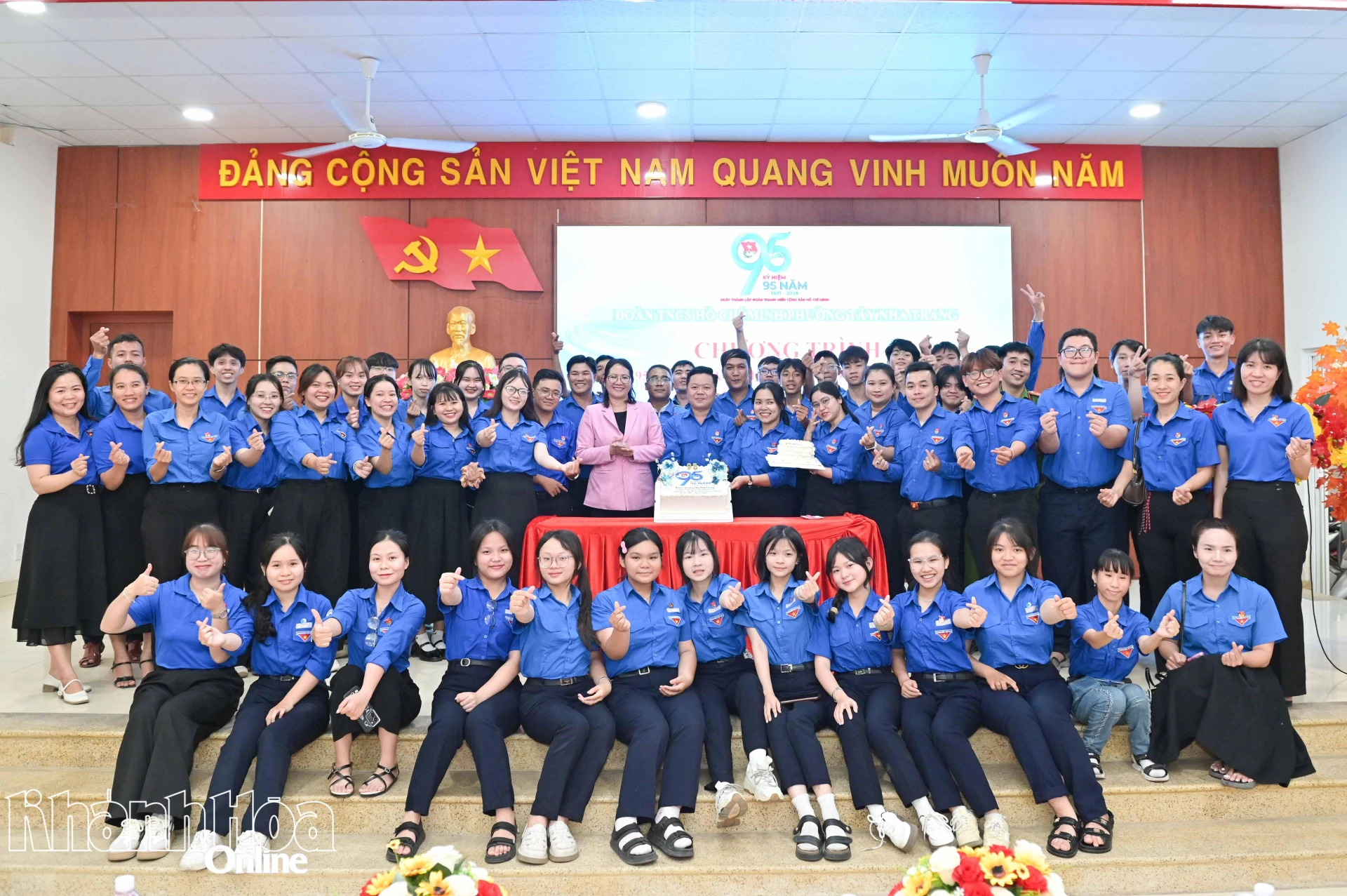 Các đại biểu cùng cán bộ đoàn, đoàn viên, thanh niên phường Tây Nha Trang chụp hình lưu niệm tại chương trình kỷ niệm.