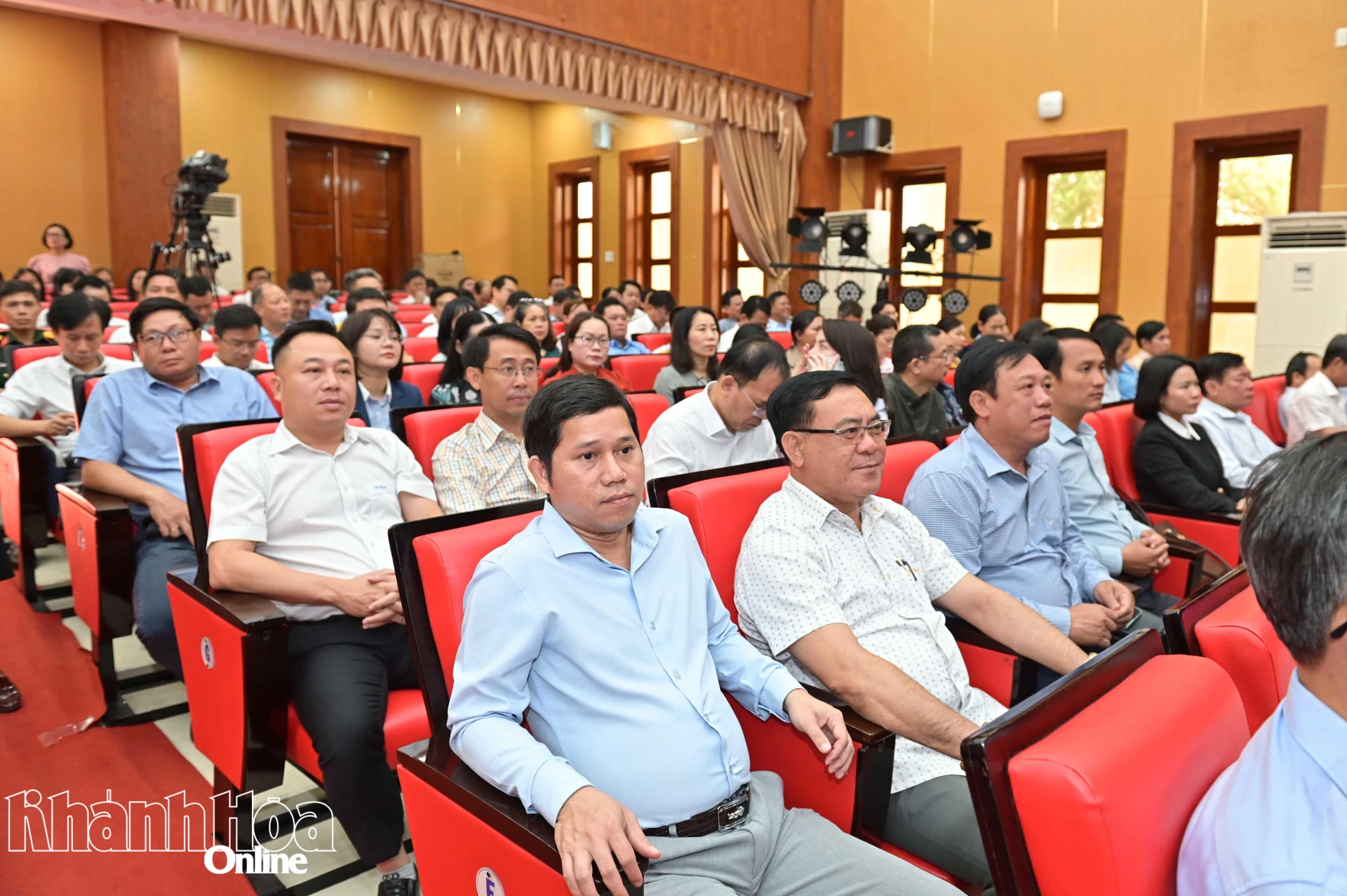 Các đại biểu tham dự hội nghị.