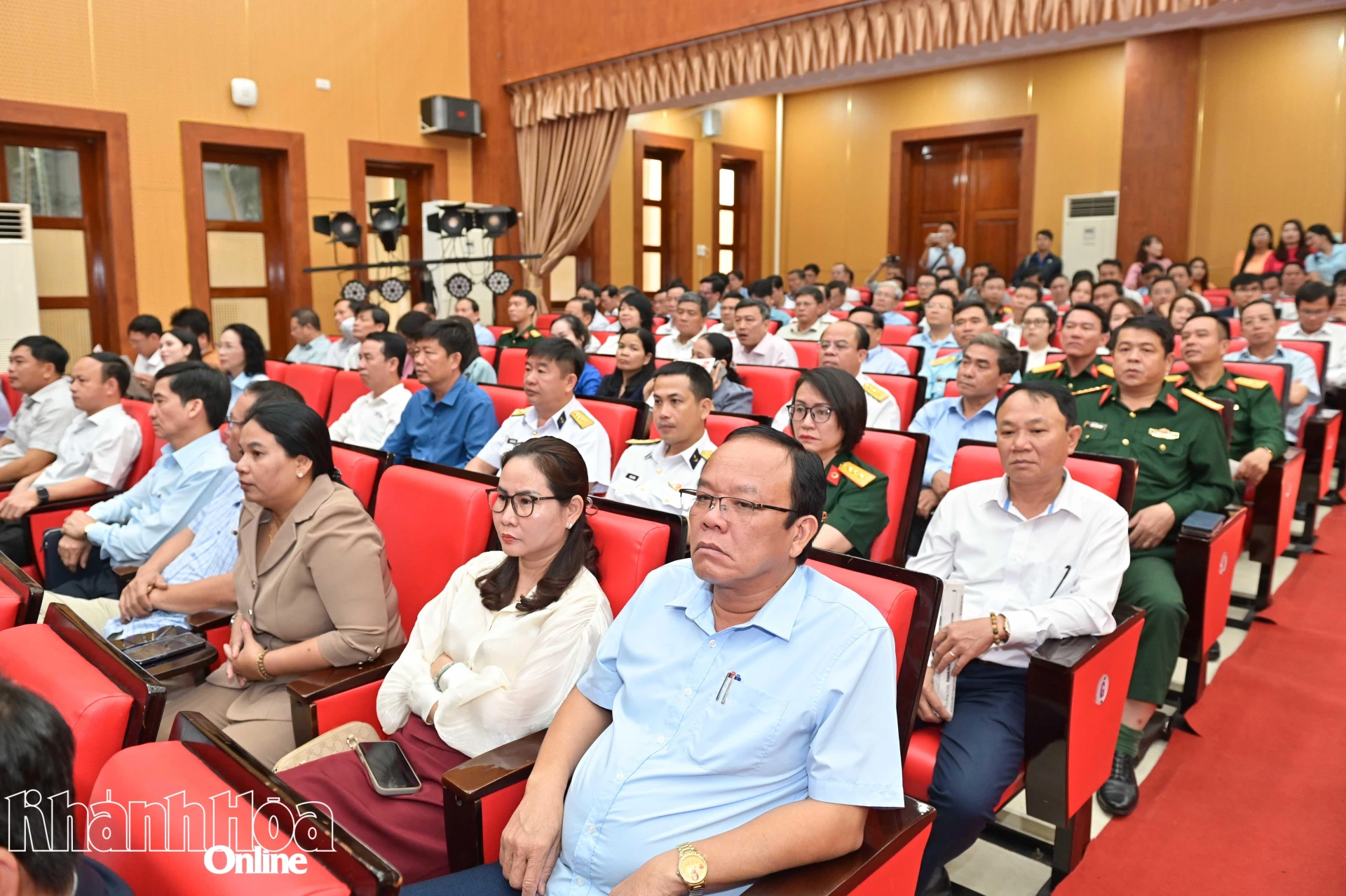 Các đại biểu tham dự hội nghị.