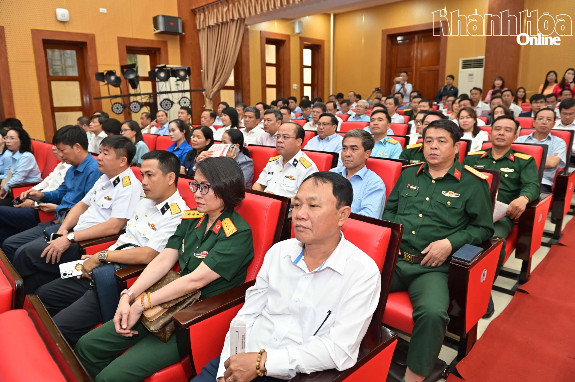 Các đại biểu tham dự hội nghị.