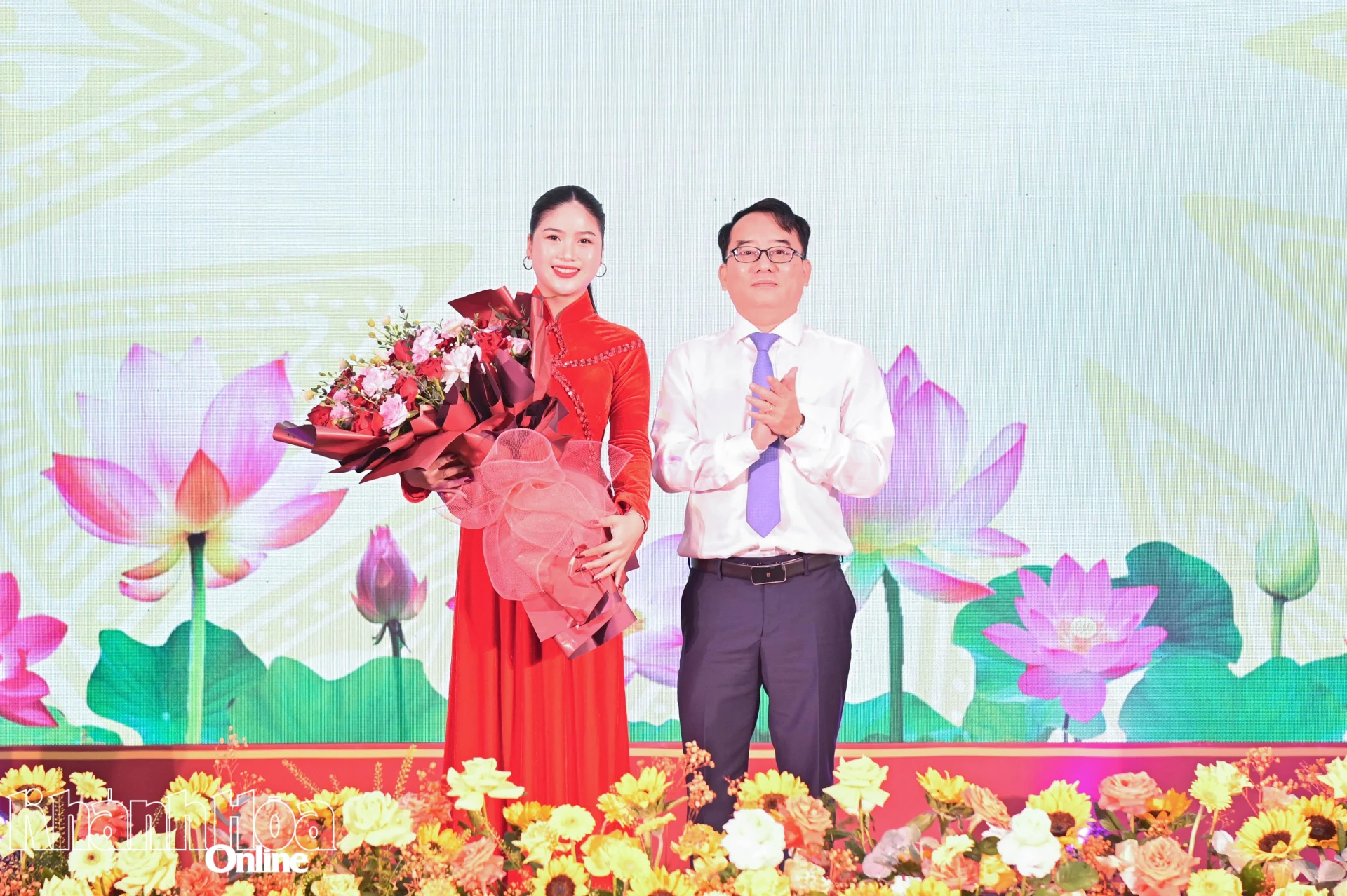 Đồng chí Võ Chí Vương - Giám đốc Sở Nội vụ, Phó Chủ tịch Thường trực Hội đồng Thi đua - Khen thưởng tỉnh tặng hoa cám ơn Đoàn ca múa nhạc thuộc Nhà hát Nghệ thuật truyền thống tỉnh.