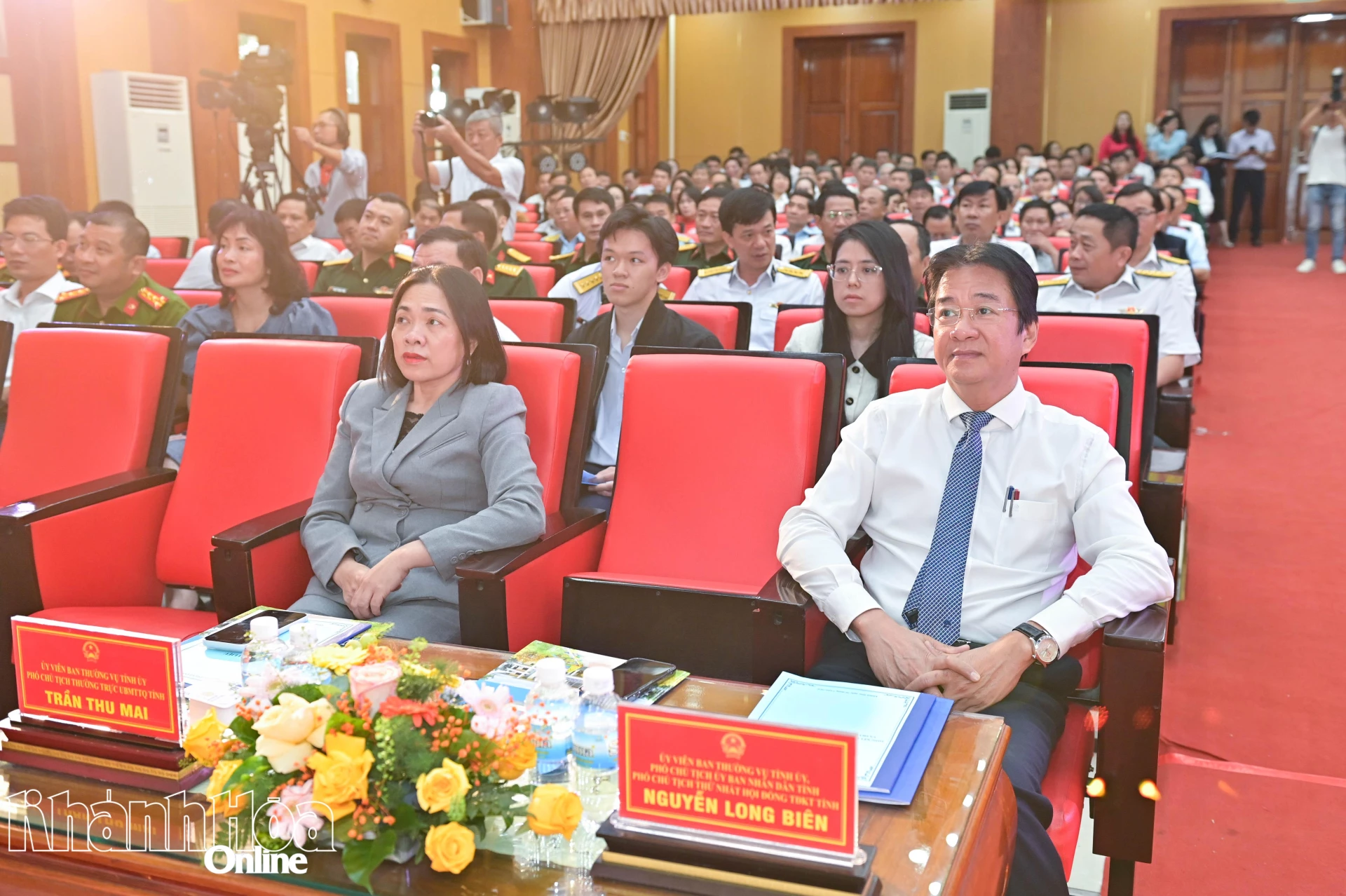 Các đồng chí lãnh đạo tham dự hội nghị.