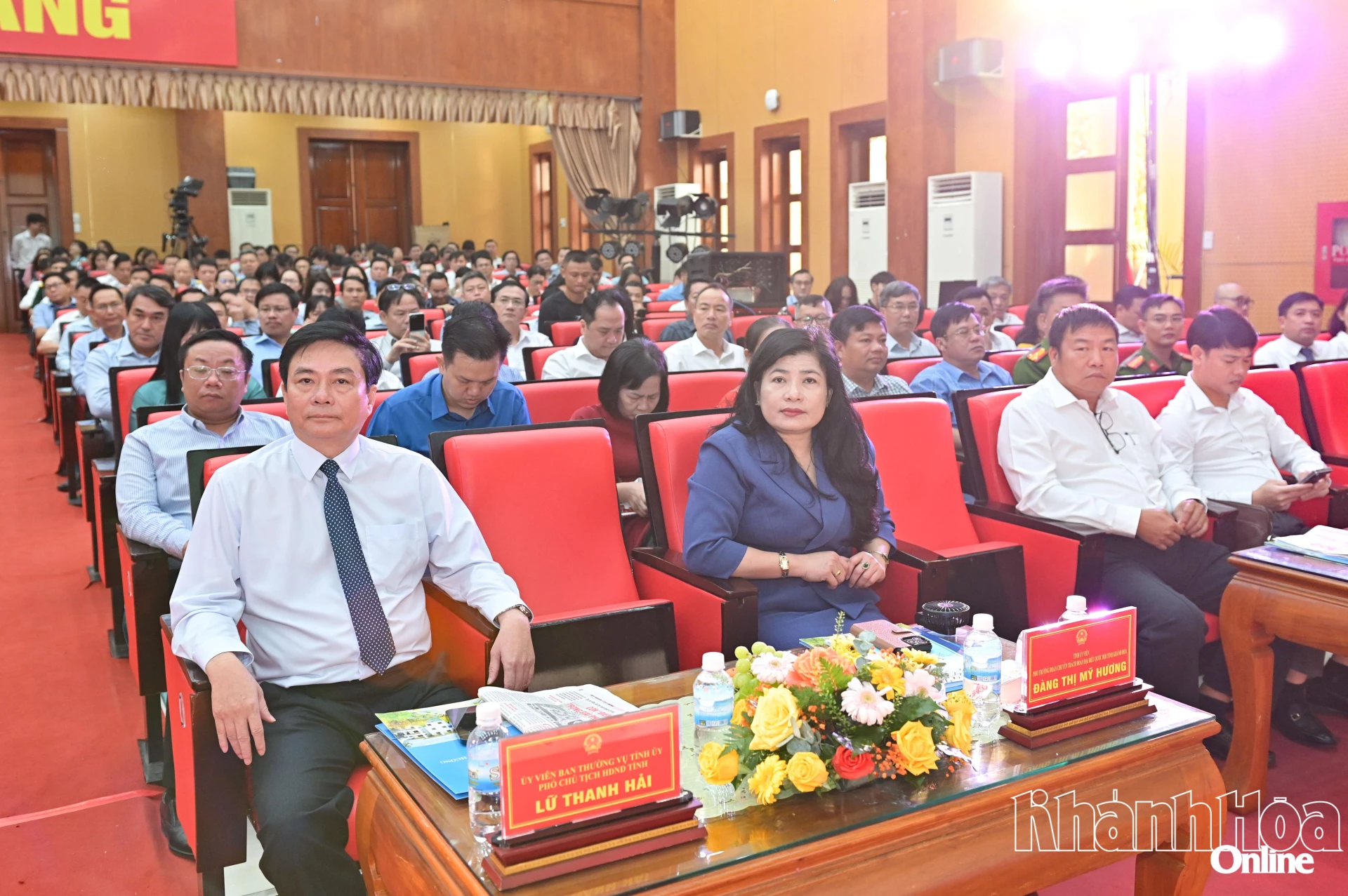 Các đồng chí lãnh đạo tham dự hội nghị.