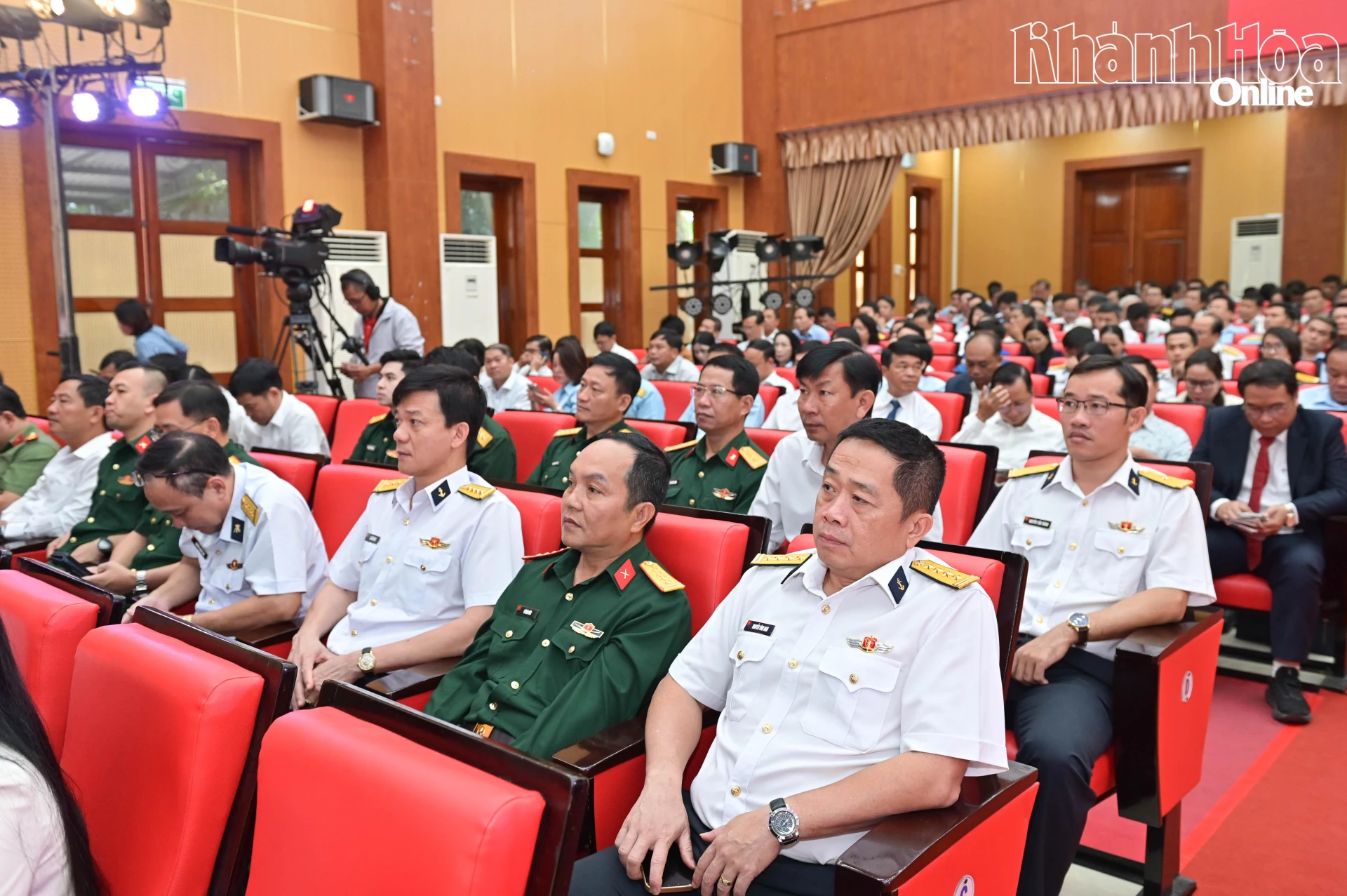 Các đại biểu tham dự hội nghị.