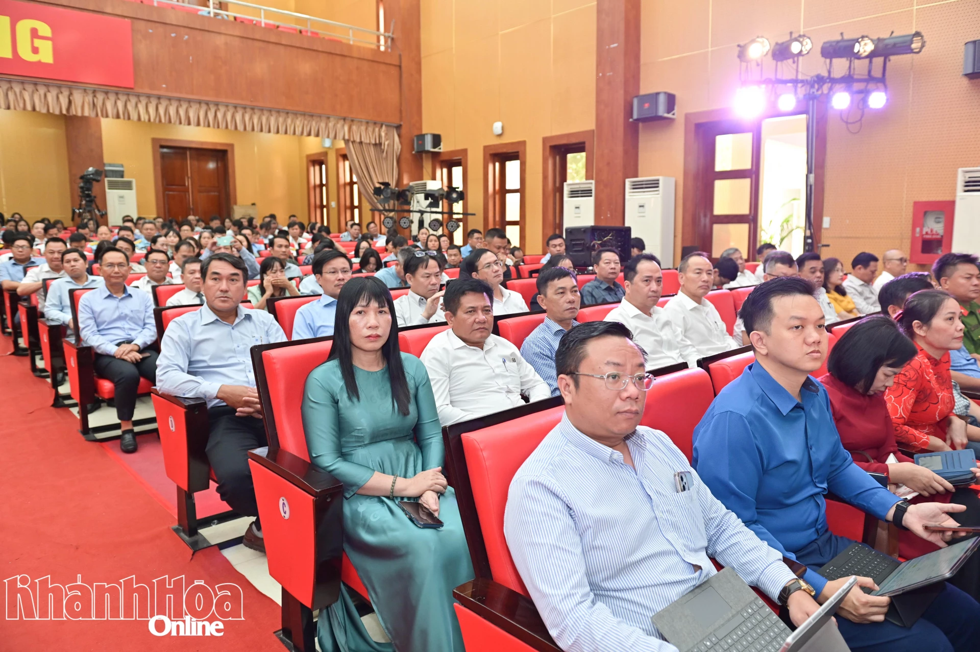 Các đại biểu tham dự hội nghị.