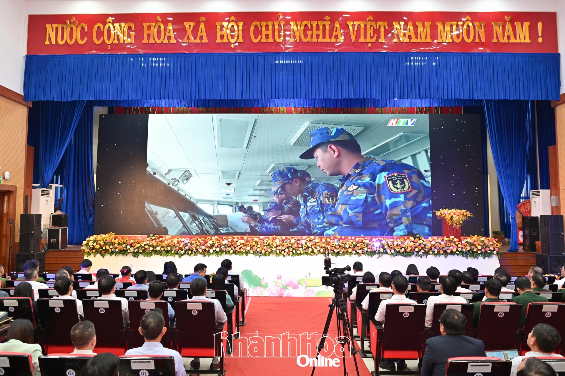 Các đại biểu xem video clip về Vùng 4 Hải quân.