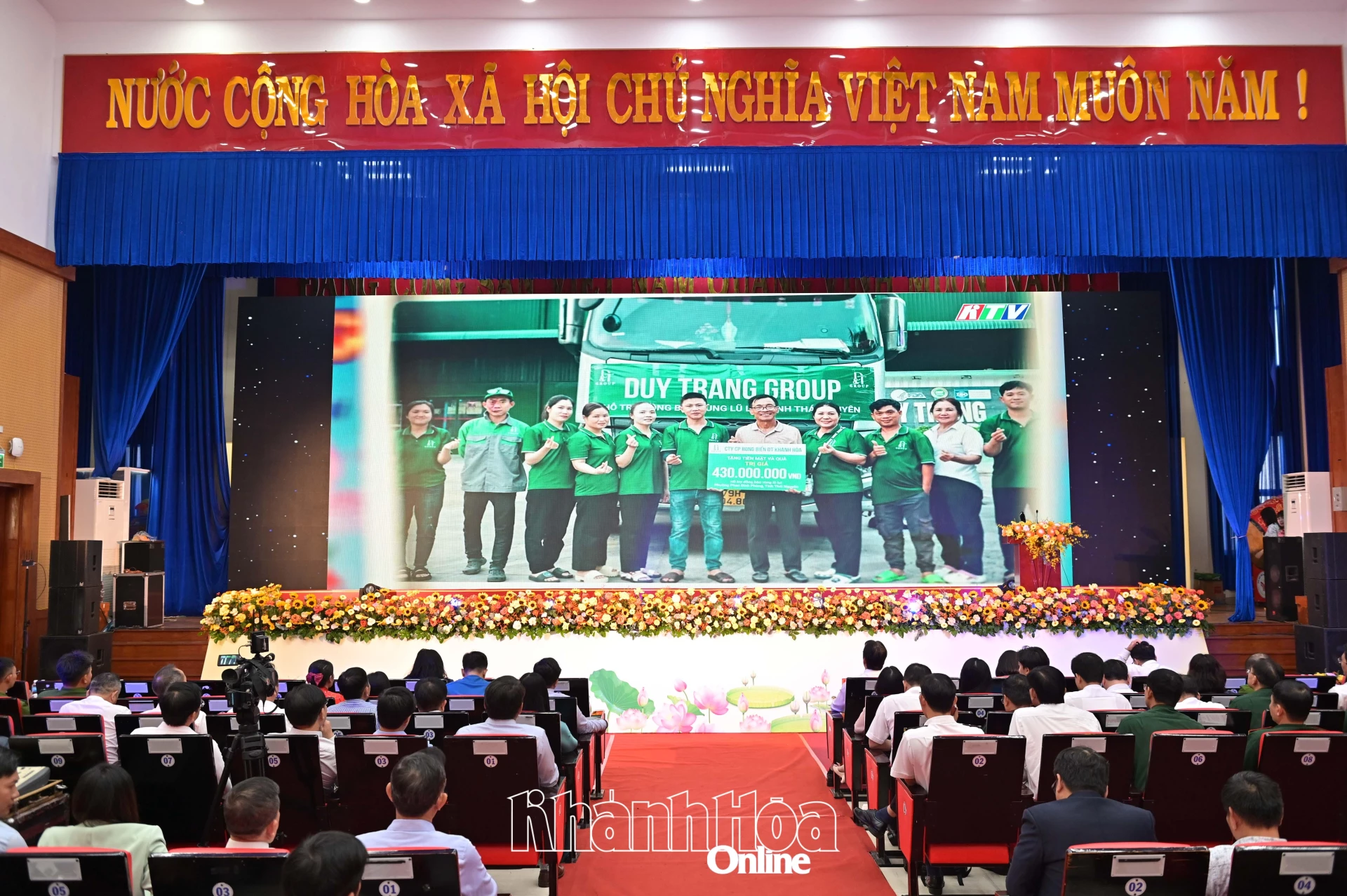 Các đại biểu xem video clip về Công ty Cổ phần Rong biển D&T Khánh Hòa (DT Group).