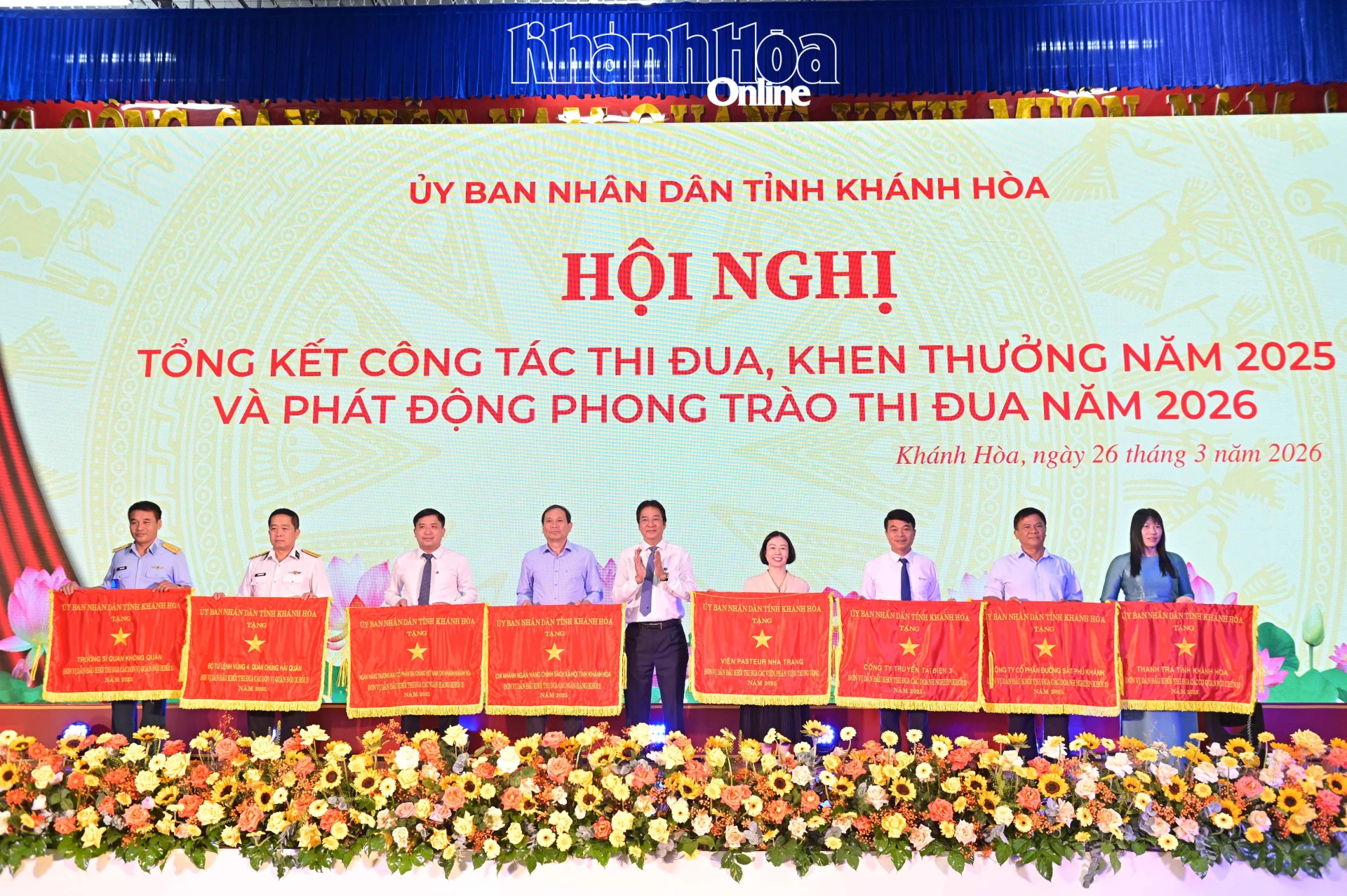 Đồng chí Nguyễn Long Biên trao cờ thi đua cho các tập thể.
