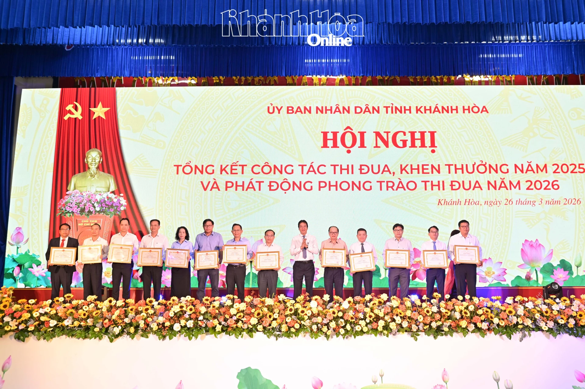 Đồng chí Nguyễn Long Biên trao bằng khen cho các tập thể.