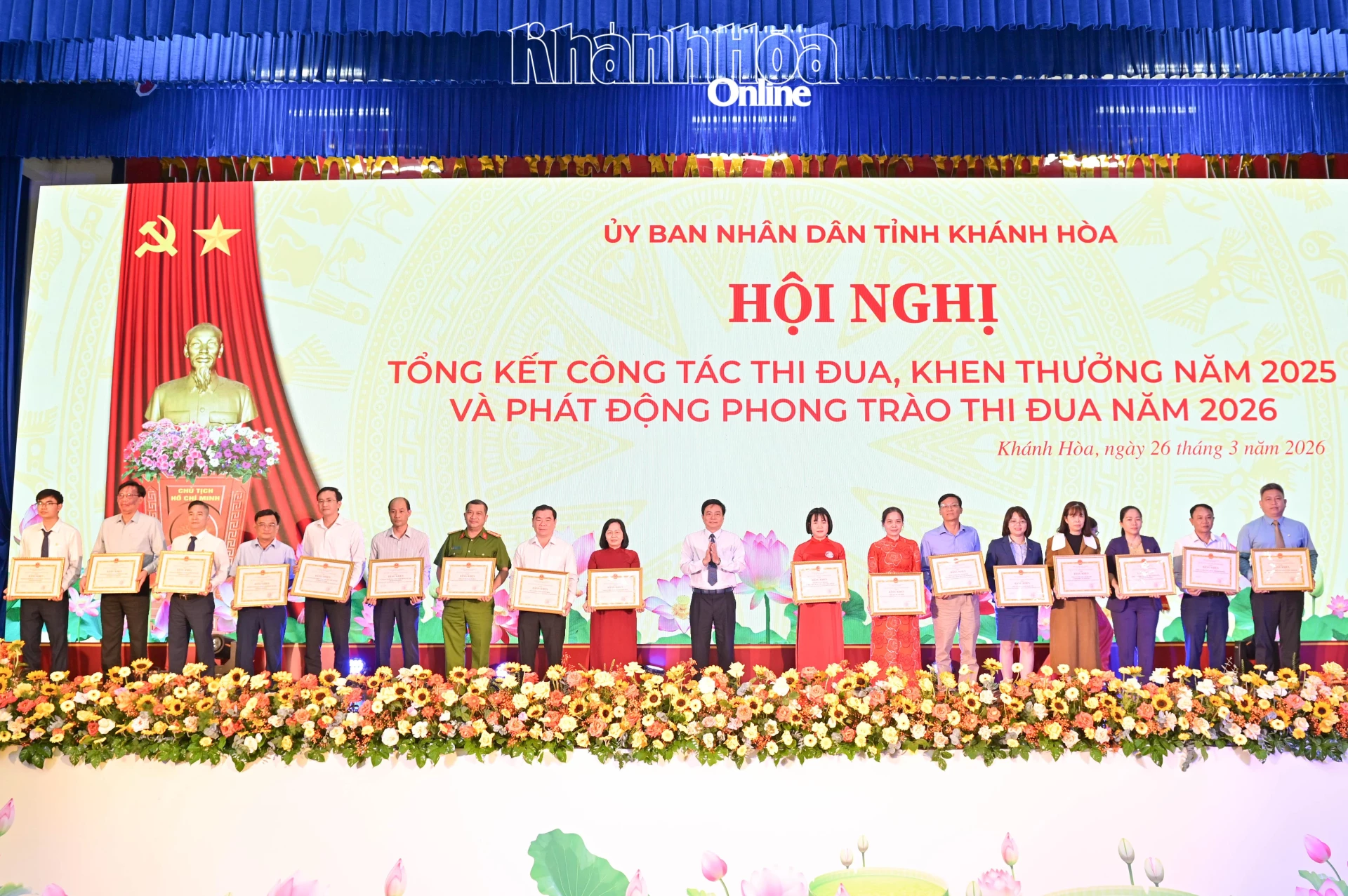 Đồng chí Lữ Thanh Hải trao bằng khen cho các tập thể.