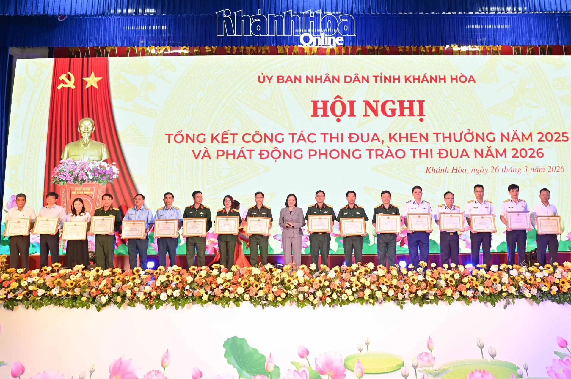 Đồng chí Trần Thu Mai trao bằng khen cho các tập thể.