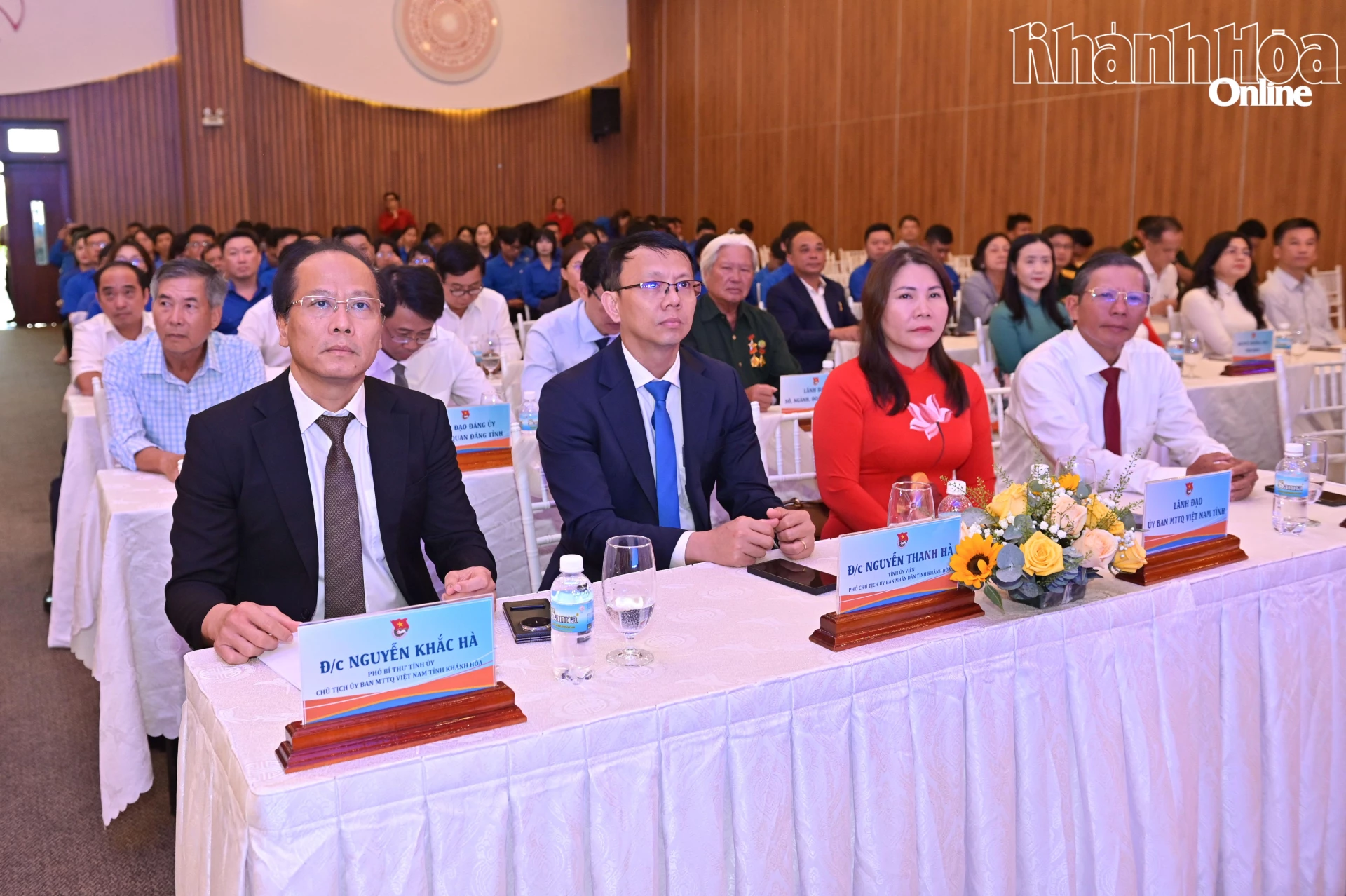 Các đồng chí lãnh đạo tỉnh dự lễ kỷ niệm.