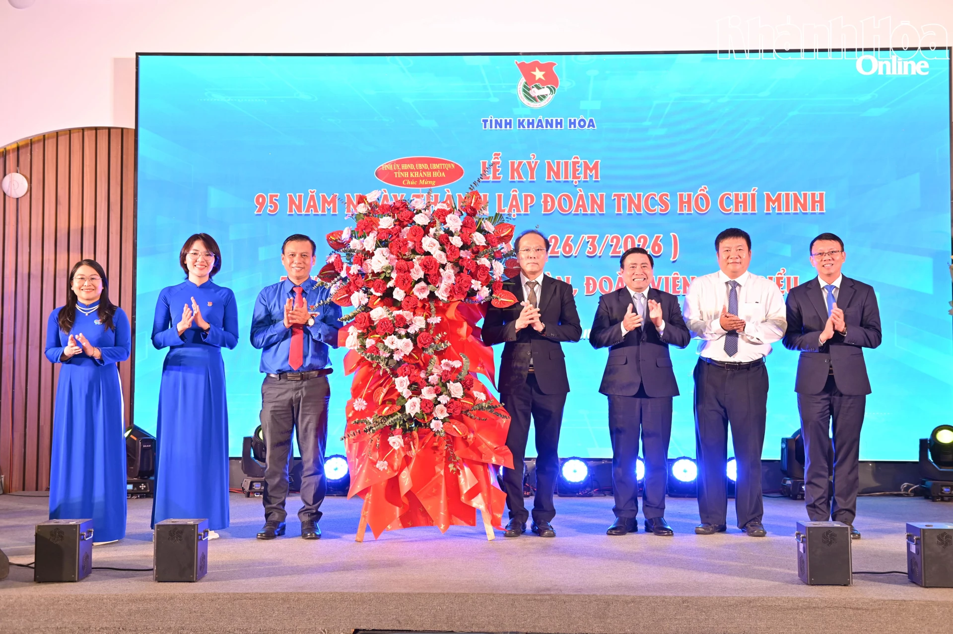 Các đồng chí lãnh đạo tỉnh tặng hoa của Tỉnh ủy - HĐND - UBND - Ủy ban MTTQ Việt Nam tỉnh cho lãnh đạo Tỉnh đoàn.