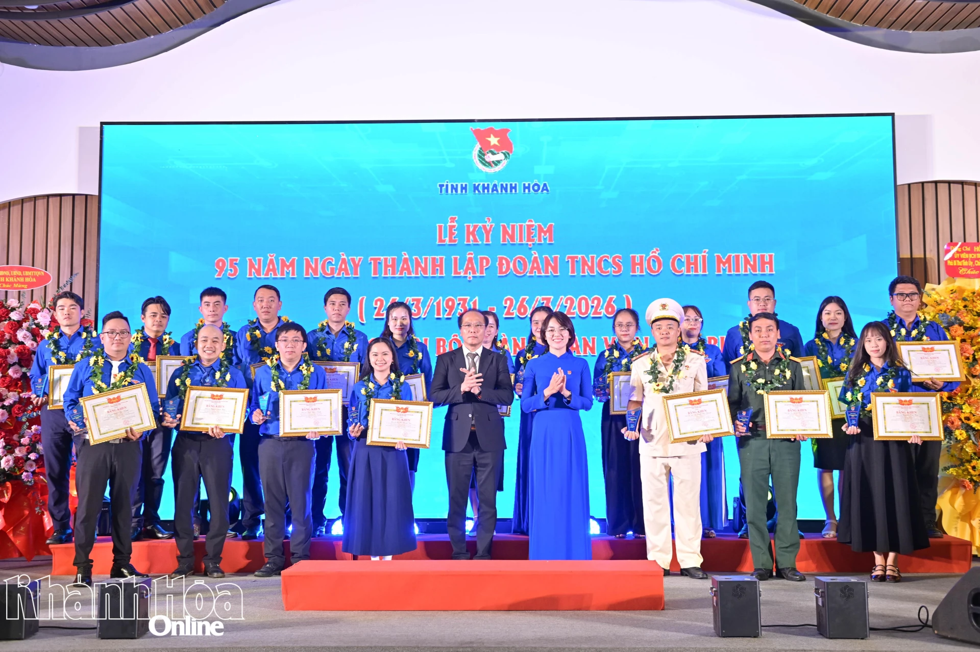 Đồng chí Nguyễn Khắc Hà và lãnh đạo Tỉnh đoàn tuyên dương cán bộ đoàn, đoàn viên tiêu biểu.