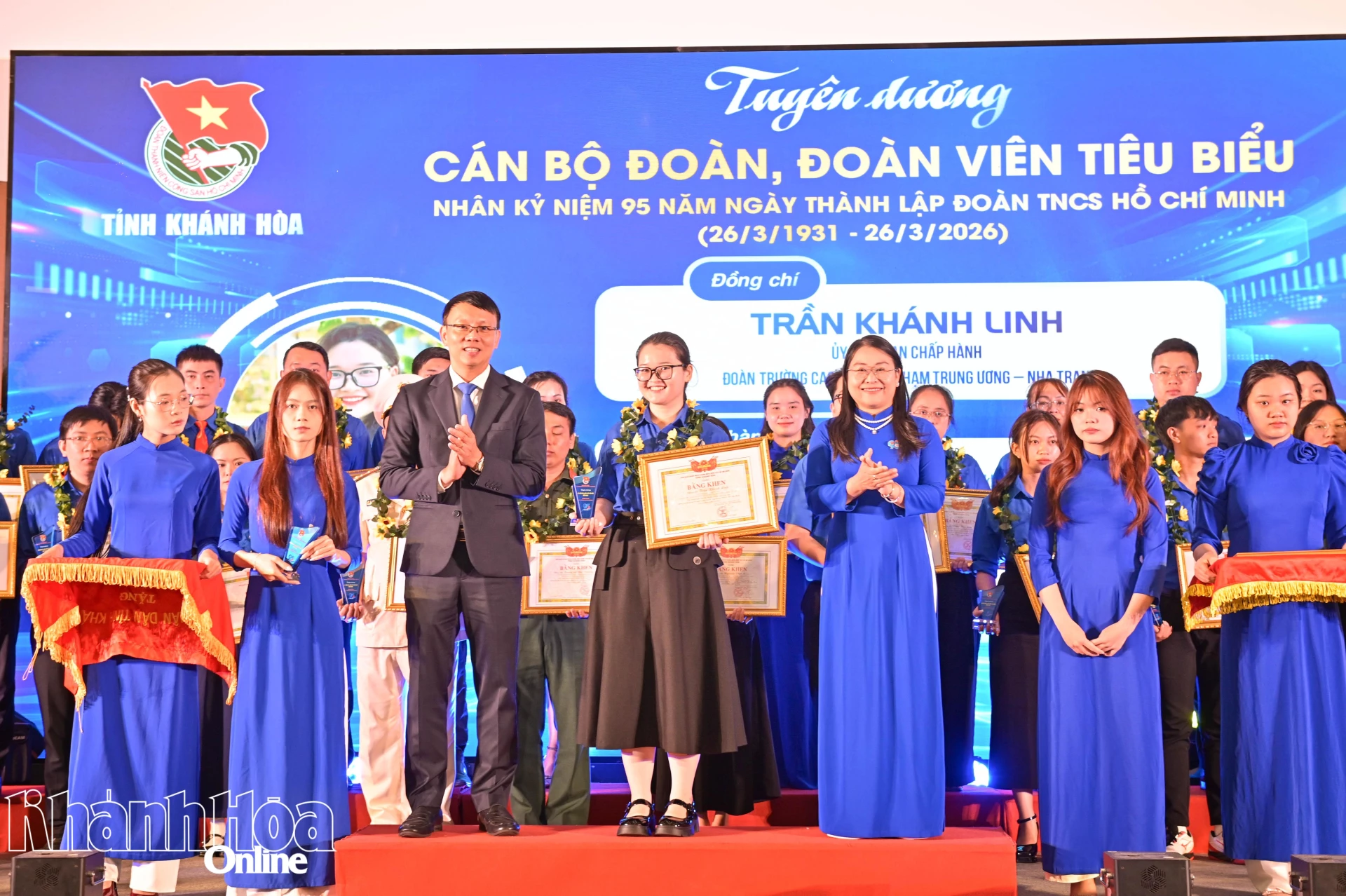 Đồng chí Nguyễn Thanh Hà và lãnh đạo Tỉnh đoàn tuyên dương cán bộ đoàn, đoàn viên tiêu biểu.