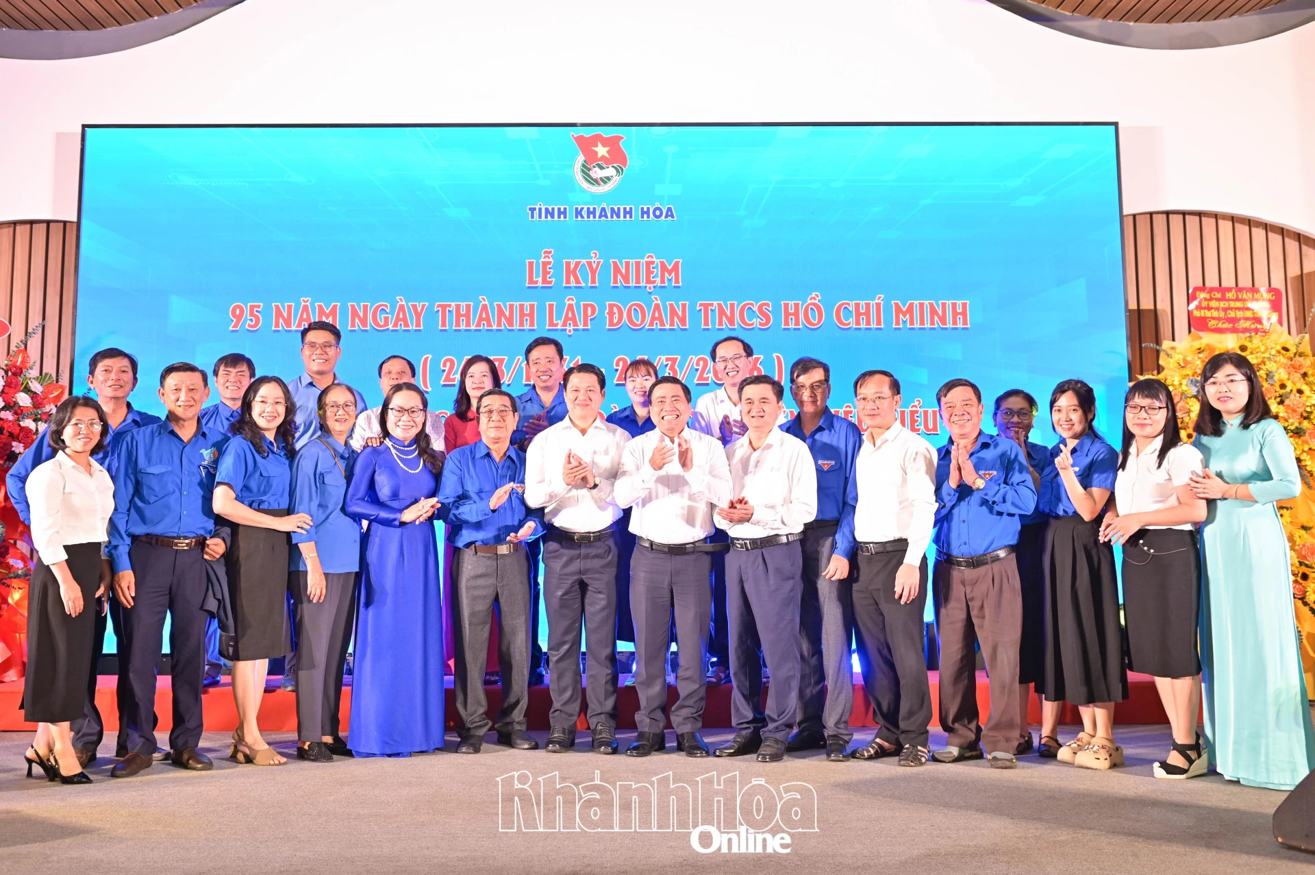 Đồng chí Lâm Đông chụp hình lưu niệm cùng các đại biểu.