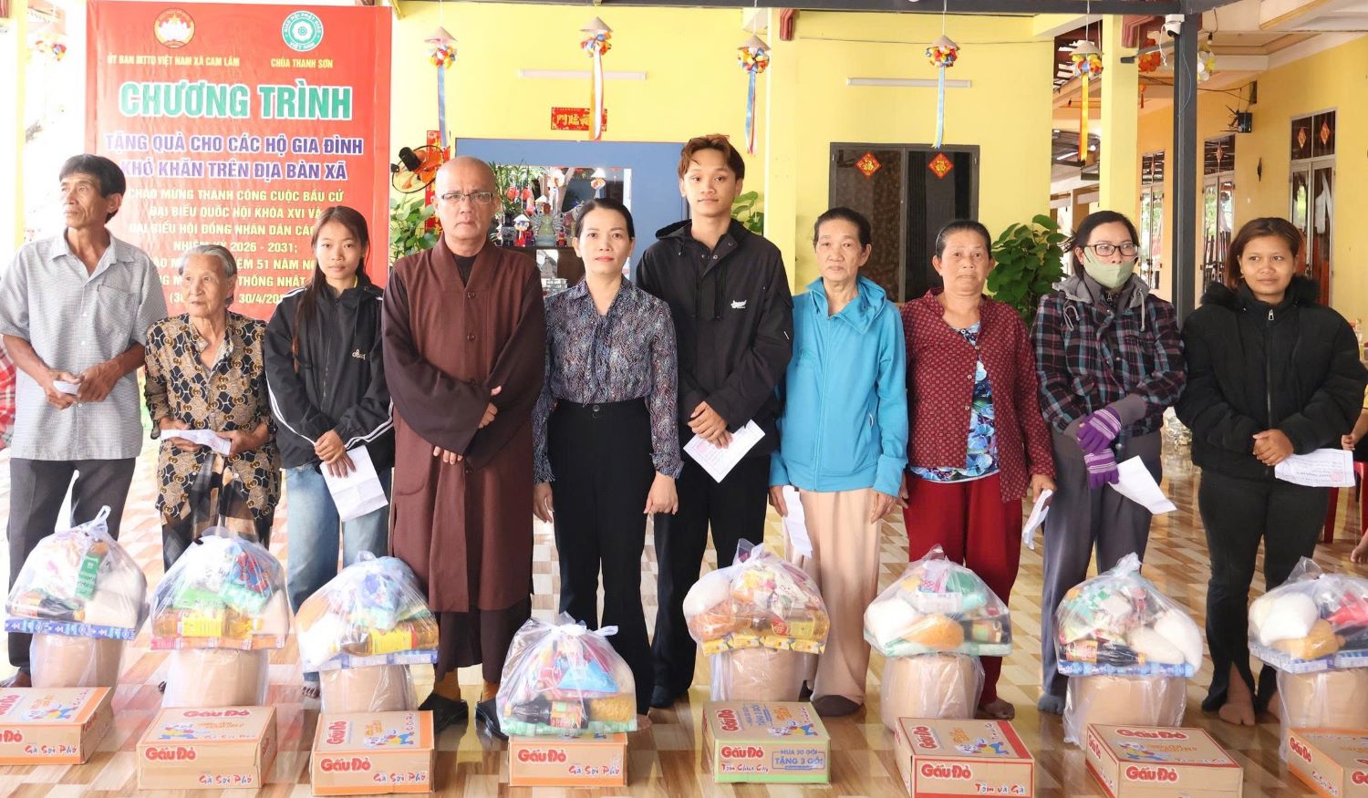 Đại diện Ủy ban MTTQ Việt Nam xã Cam Lâm và Chùa Thanh Sơn tặng quà cho các hộ dân.