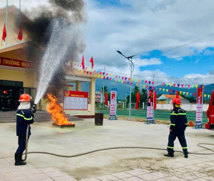 Xã Vạn Thắng thực tập phương án chữa cháy và cứu nạn, cứu hộ tại thôn Trung Dõng 1