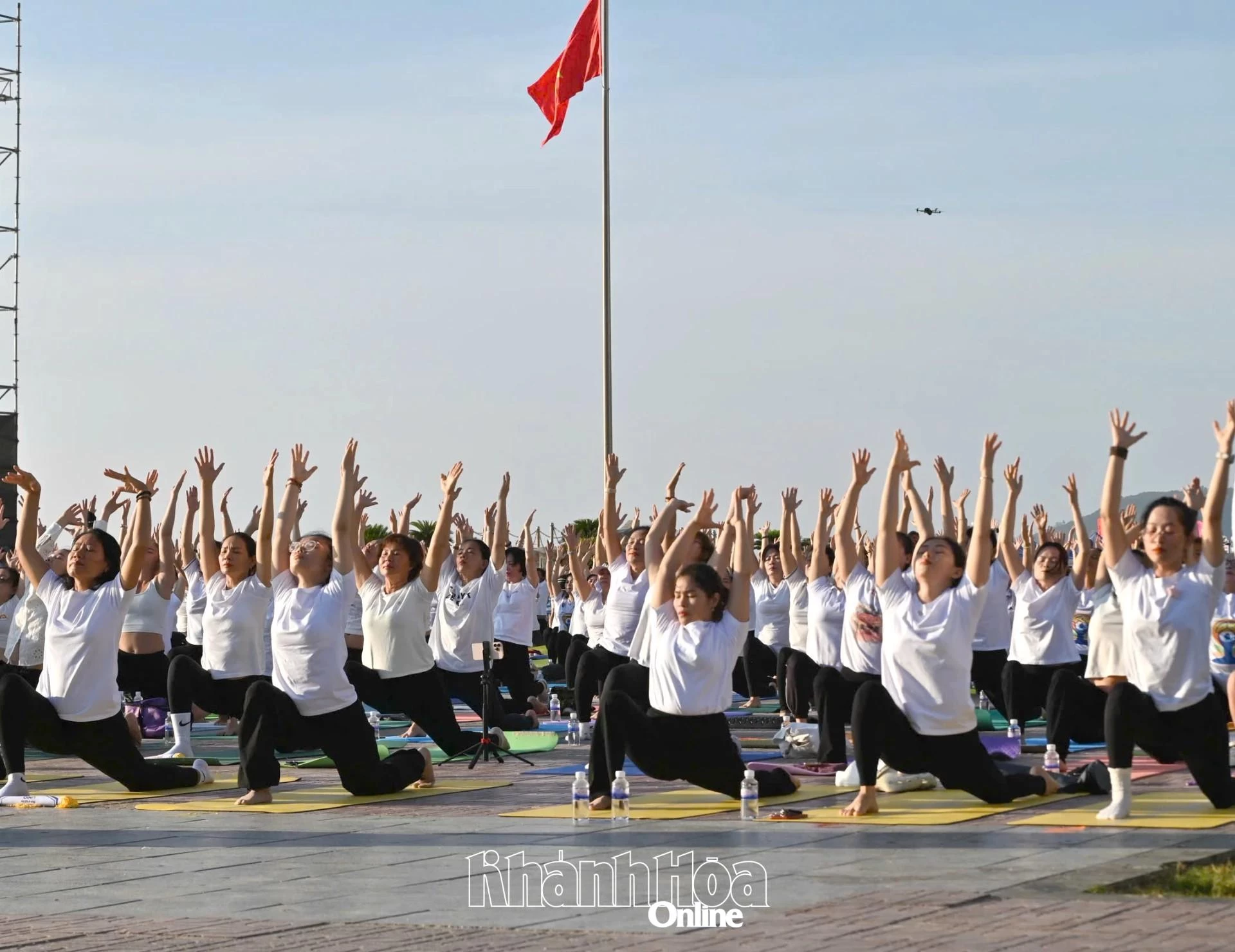 Đồng diễn yoga nhân Ngày Quốc tế Yoga tại Khánh Hòa.