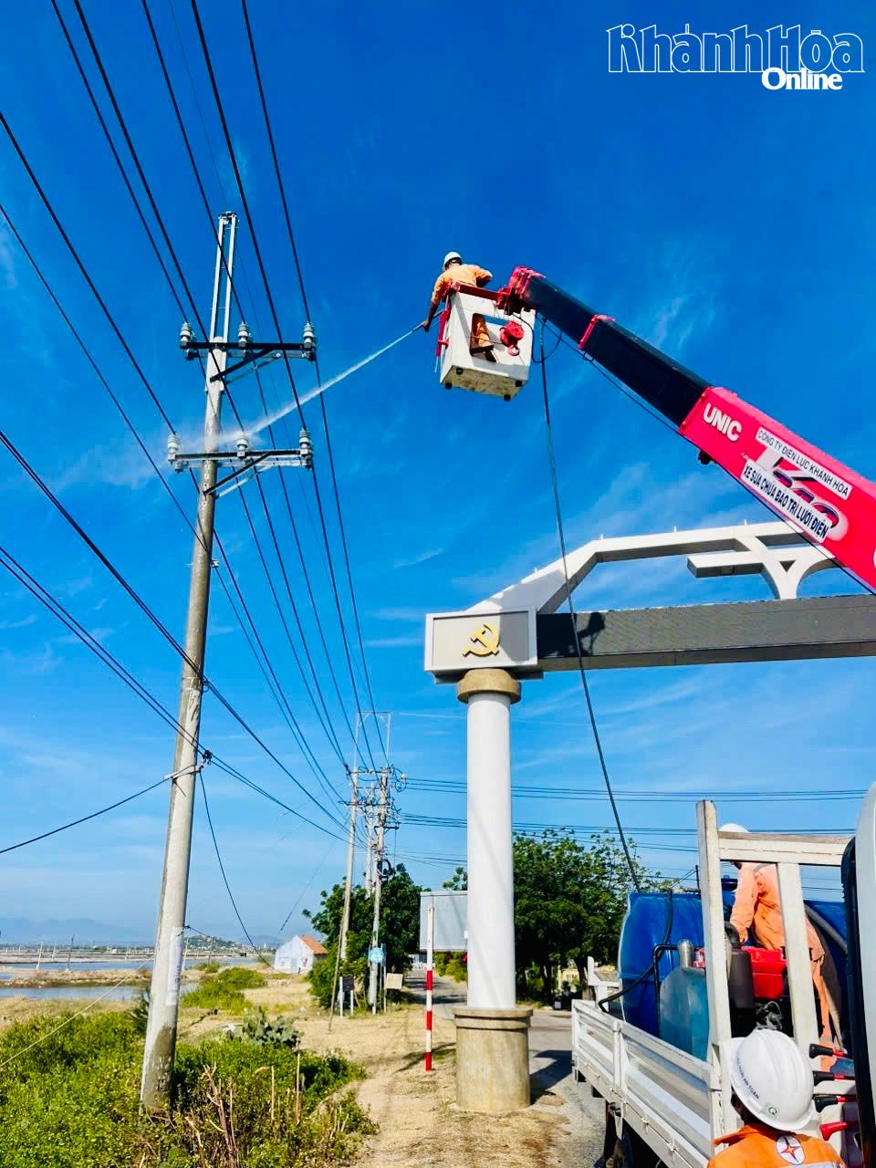 Công nhân Đội Quản lý điện Ninh Hải thực hiện vệ sinh cách điện hotline trên đường dây trung áp ven biển, bảo đảm lưới điện vận hành liên tục.
