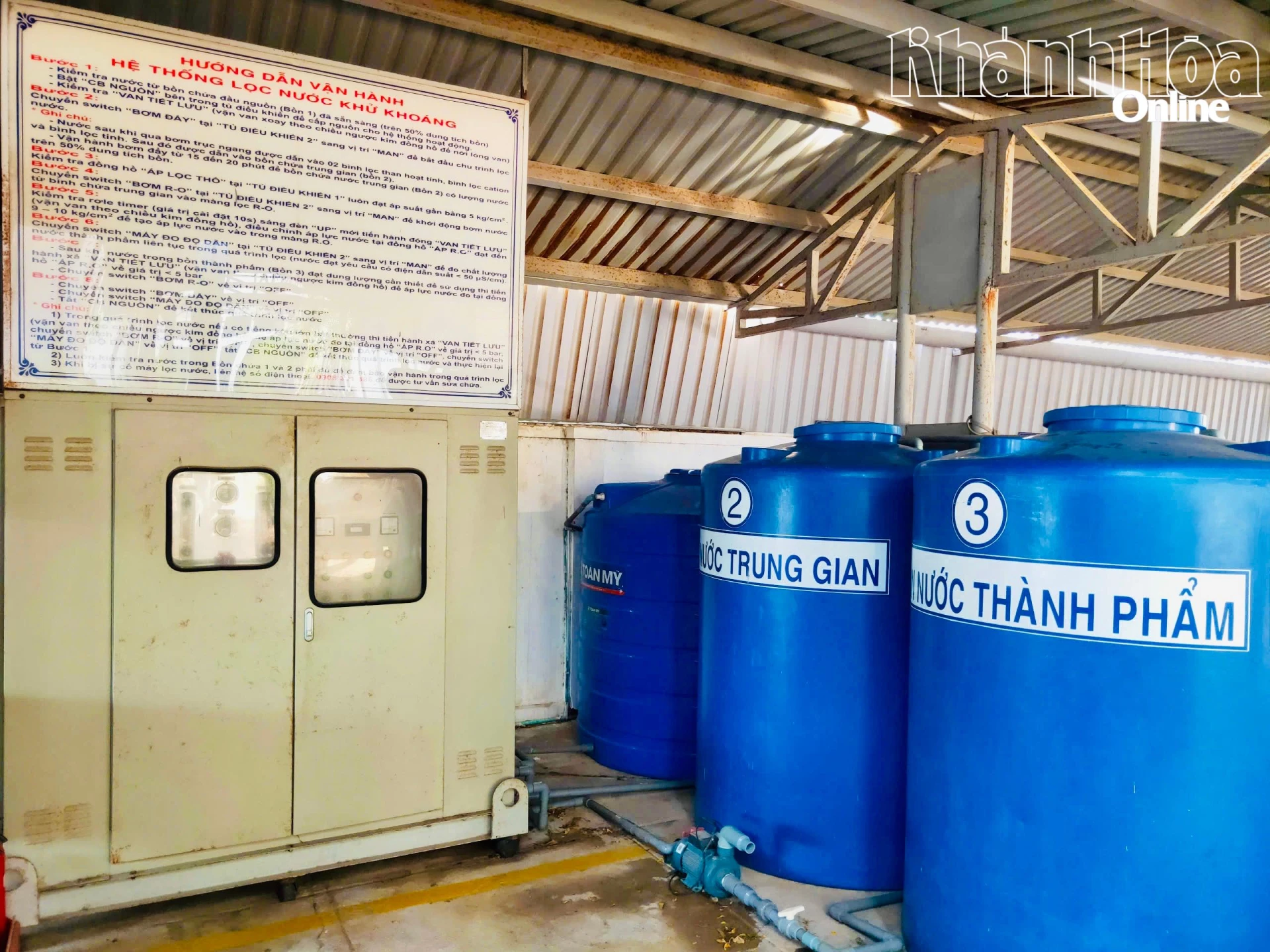 Hệ thống lọc và xử lý nước khử ion phục vụ công nghệ vệ sinh cách điện hotline, bảo đảm nước có điện trở suất cao, an toàn khi thi công.